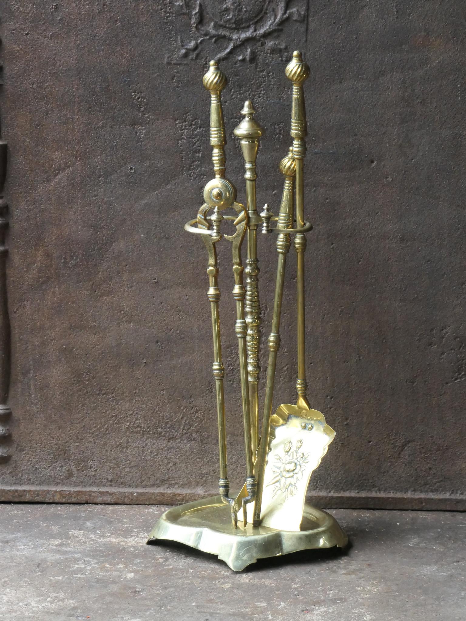 Late 19th or early 20th century French Art Nouveau period fireplace toolset. The toolset consists of a stand with three fireplace tools. It is made of brass. The condition is good.







 