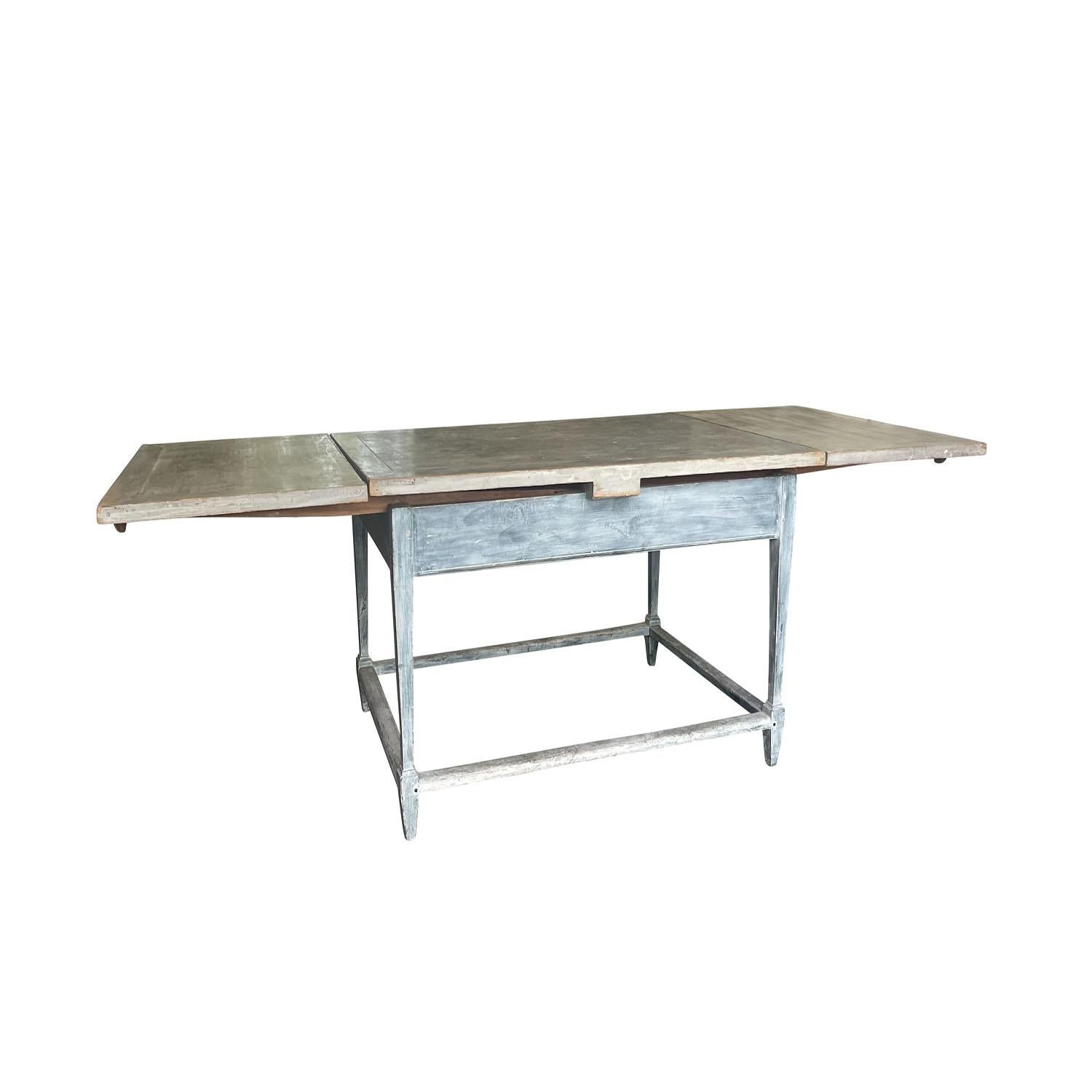 Blanchi Table de cuisine ancienne en pin provençal français du 19ème - 20ème siècle en vente