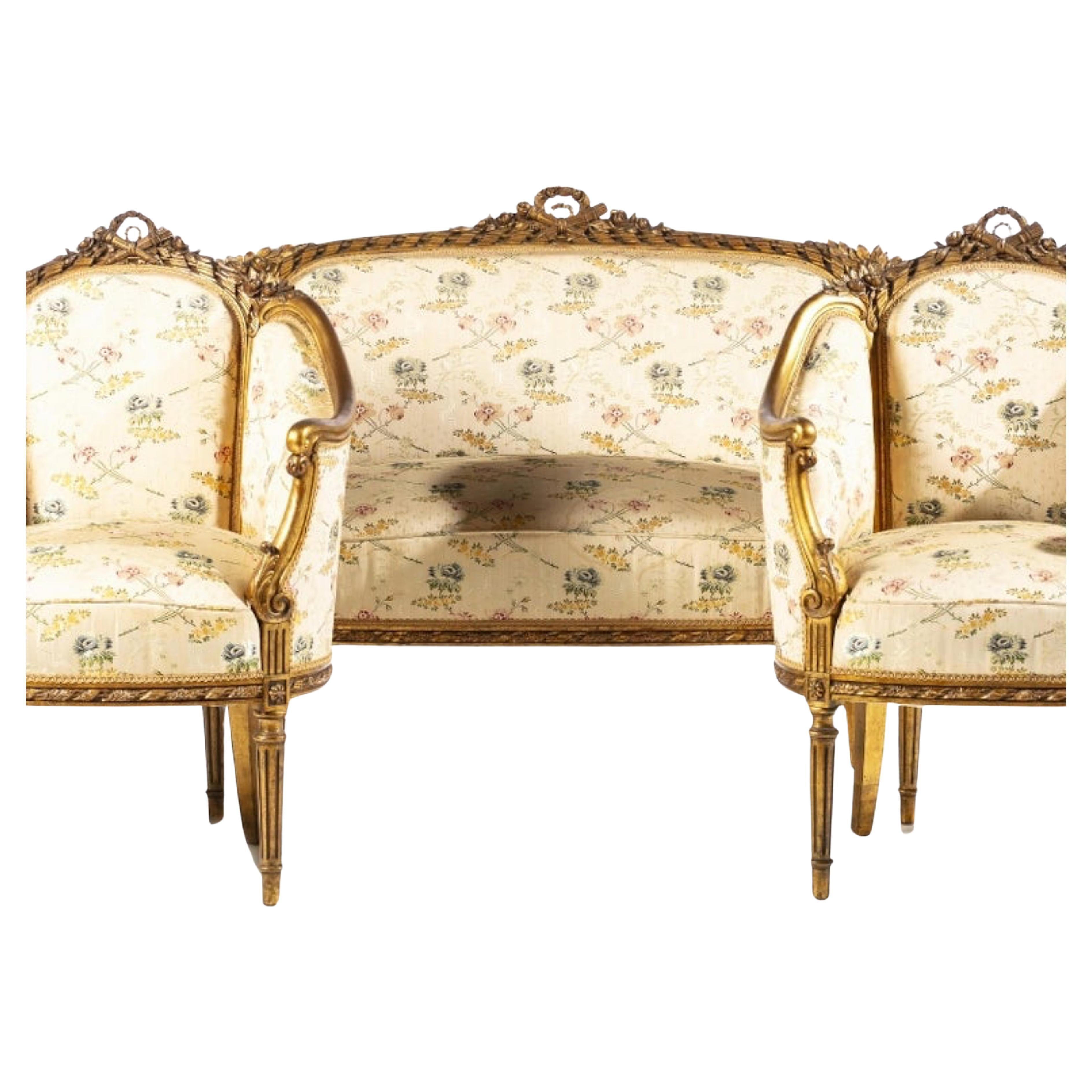 19th/20th Century FRENCH SET AND PAIR OF ARMCHAIRS

in gilded and carved wood.
Upholstered seats and back.
Dim.: (canapé) 94 x 145 x 55 cm;
(chair) 100 x 70 x 55 cm.
good conditions