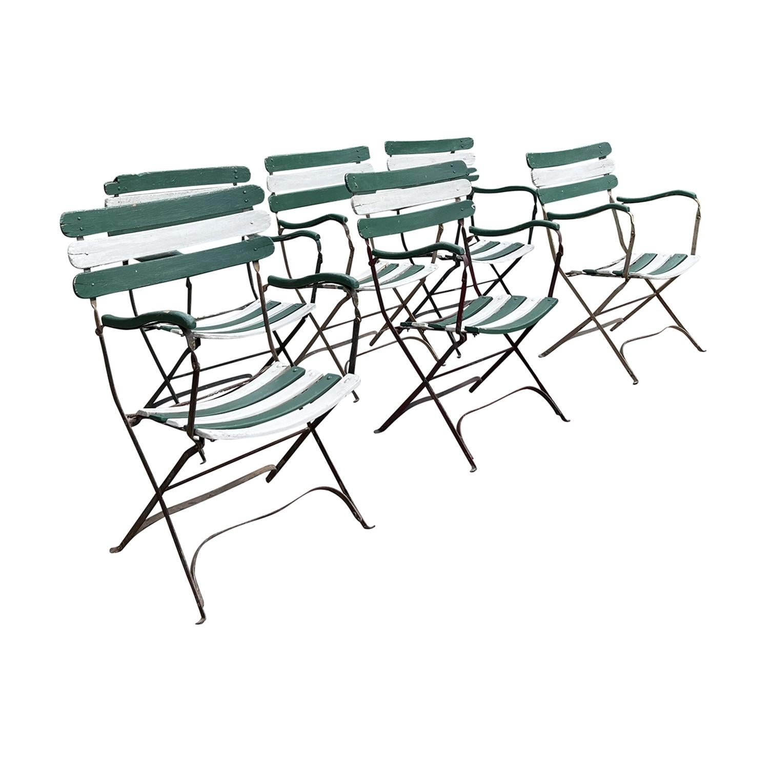 Ein Satz von sechs antiken Sesseln aus Schmiedeeisen und Holzlatten im Stil des Bois de Boulogne, in gutem Zustand. Bemalt mit einem abwechselnden Muster aus charmanten grünen und weißen Holzlatten für Rückenlehne und Sitz, sehr bequem in Stil und