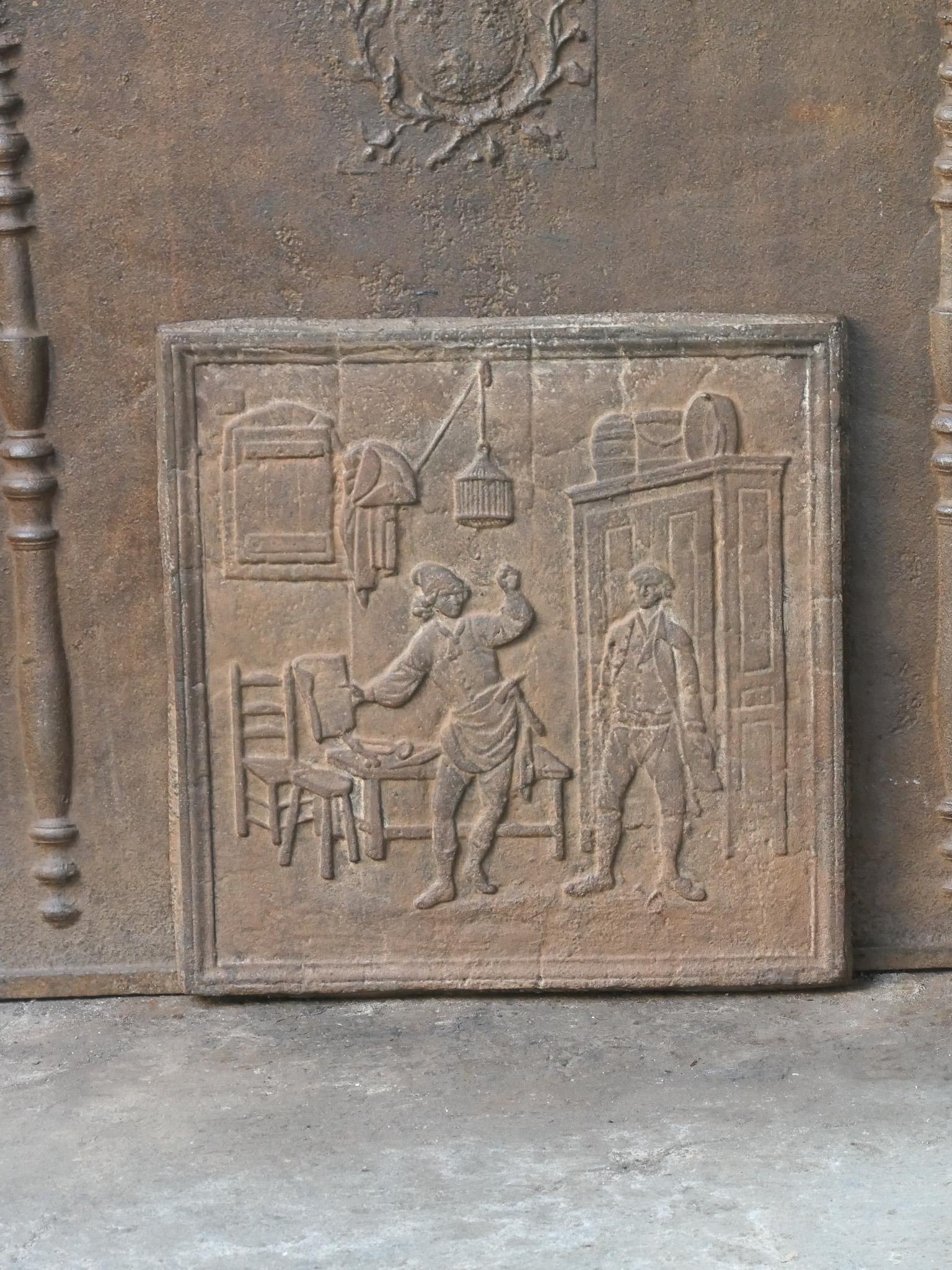 Plaque de cheminée de la fin du XIXe ou du début du XXe siècle, d'époque Napoléon III. 

La fable du cordonnier et du financier (Jean de la Fontaine 1621-1695). Le repos troublé d'un financier est interrompu par le chant joyeux d'un cordonnier. Le