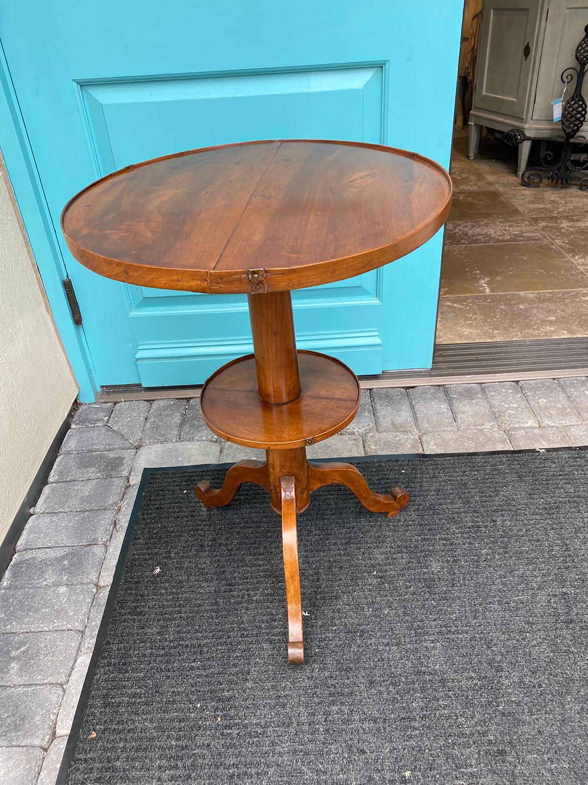 19th-20th Century French Walnut Round Side Tripod Table In Good Condition For Sale In Atlanta, GA