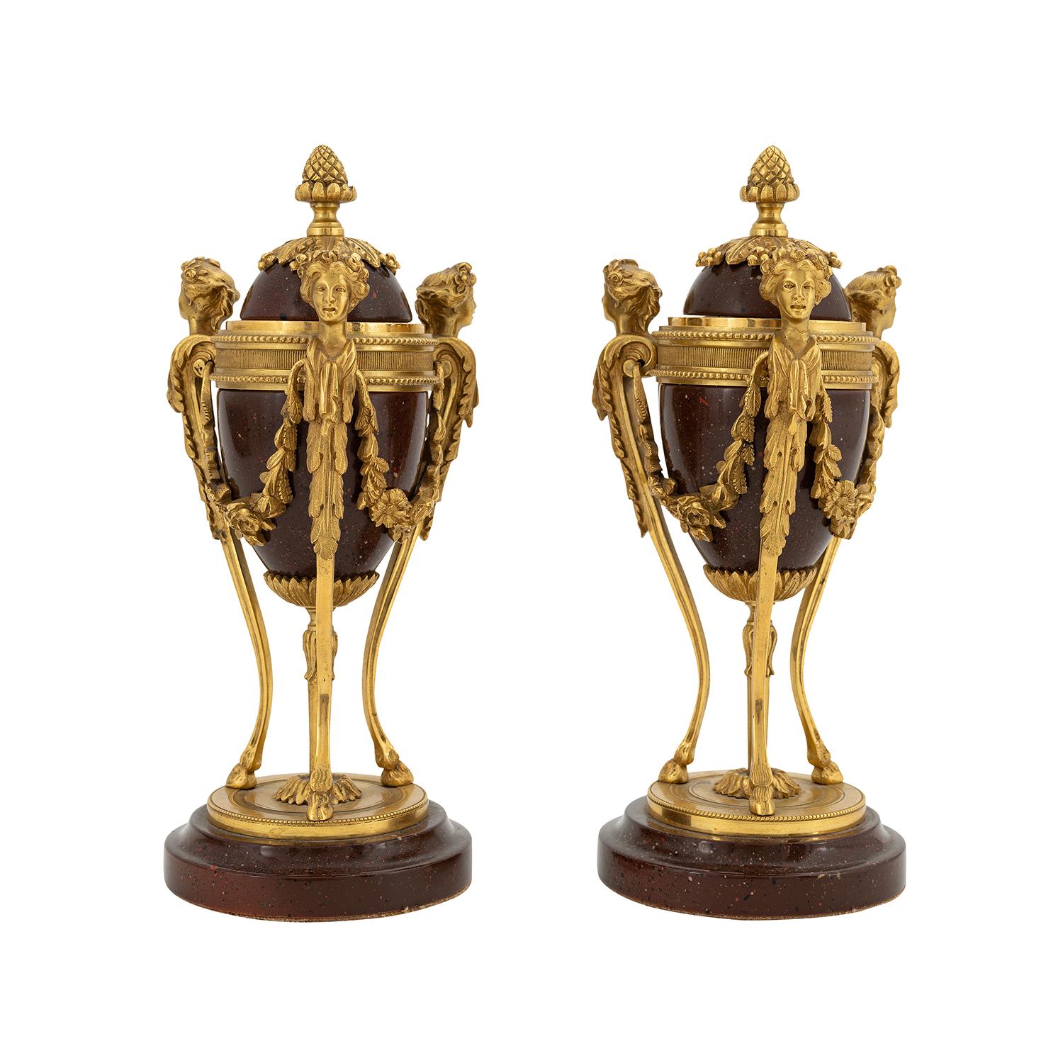 Ein gold-rotes, antikes französisches Paar kleiner Cassoulettes aus handgefertigtem Porzellan, in gutem Zustand. Jede der Pariser Athenerinnen besteht aus vier vergoldeten Bronzemädchen, die durch Blumengirlanden hervorgehoben werden und auf einem