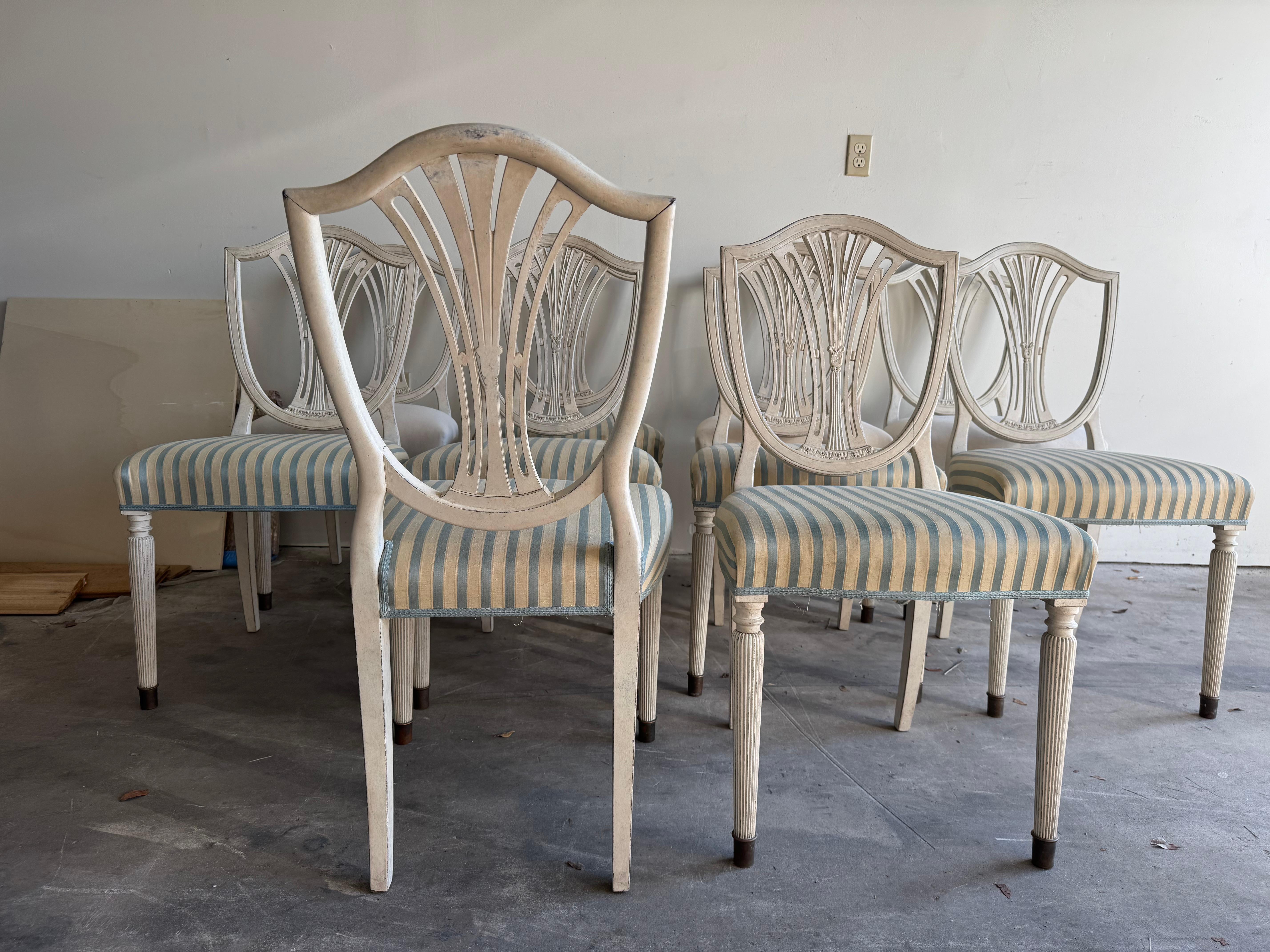 19th - 20th Century Grey Swedish Gustavian Set of Ten Pinewood Dining Chairs (Gustavianisch) im Angebot