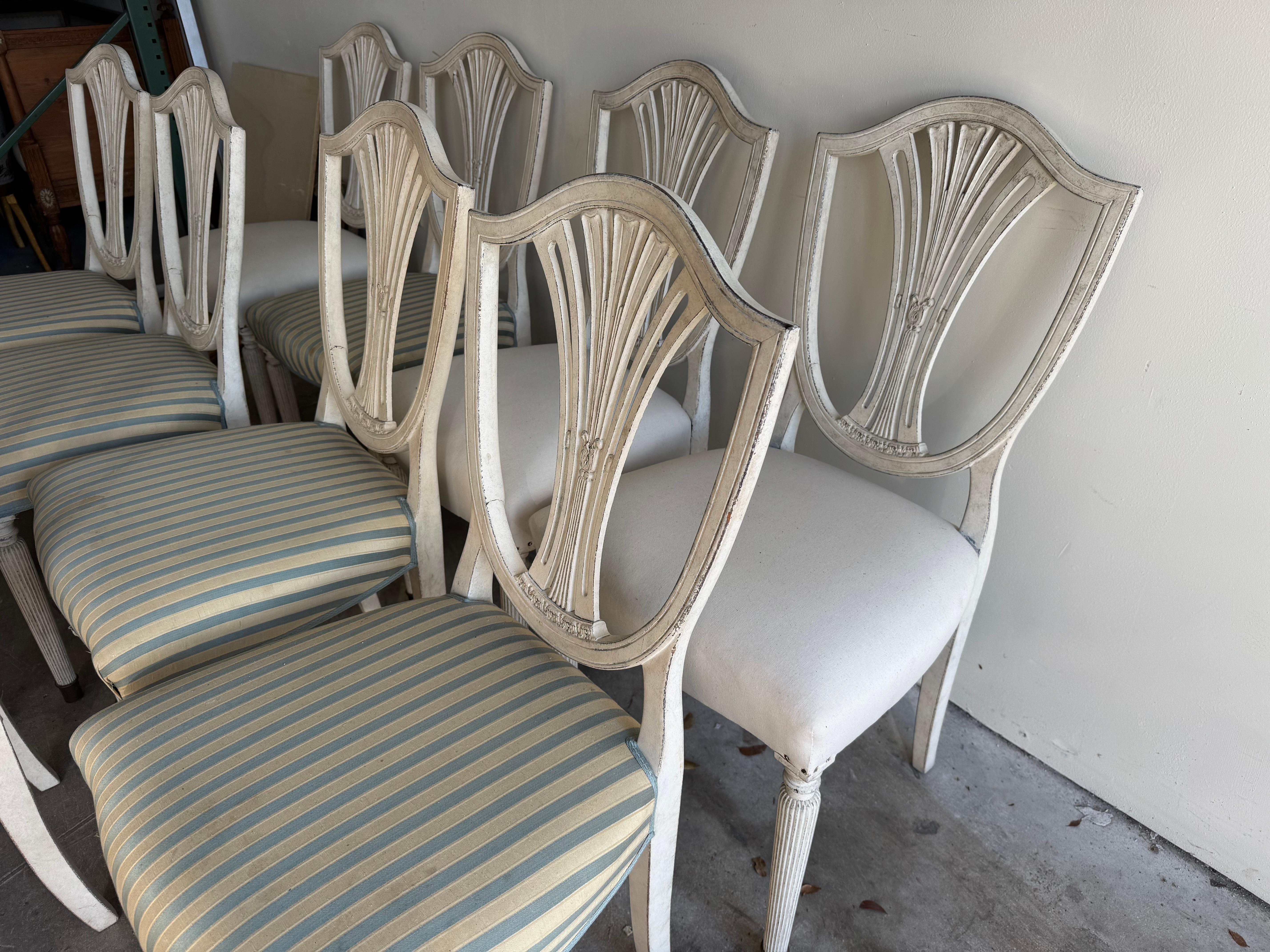 19th - 20th Century Grey Swedish Gustavian Set of Ten Pinewood Dining Chairs (Schwedisch) im Angebot
