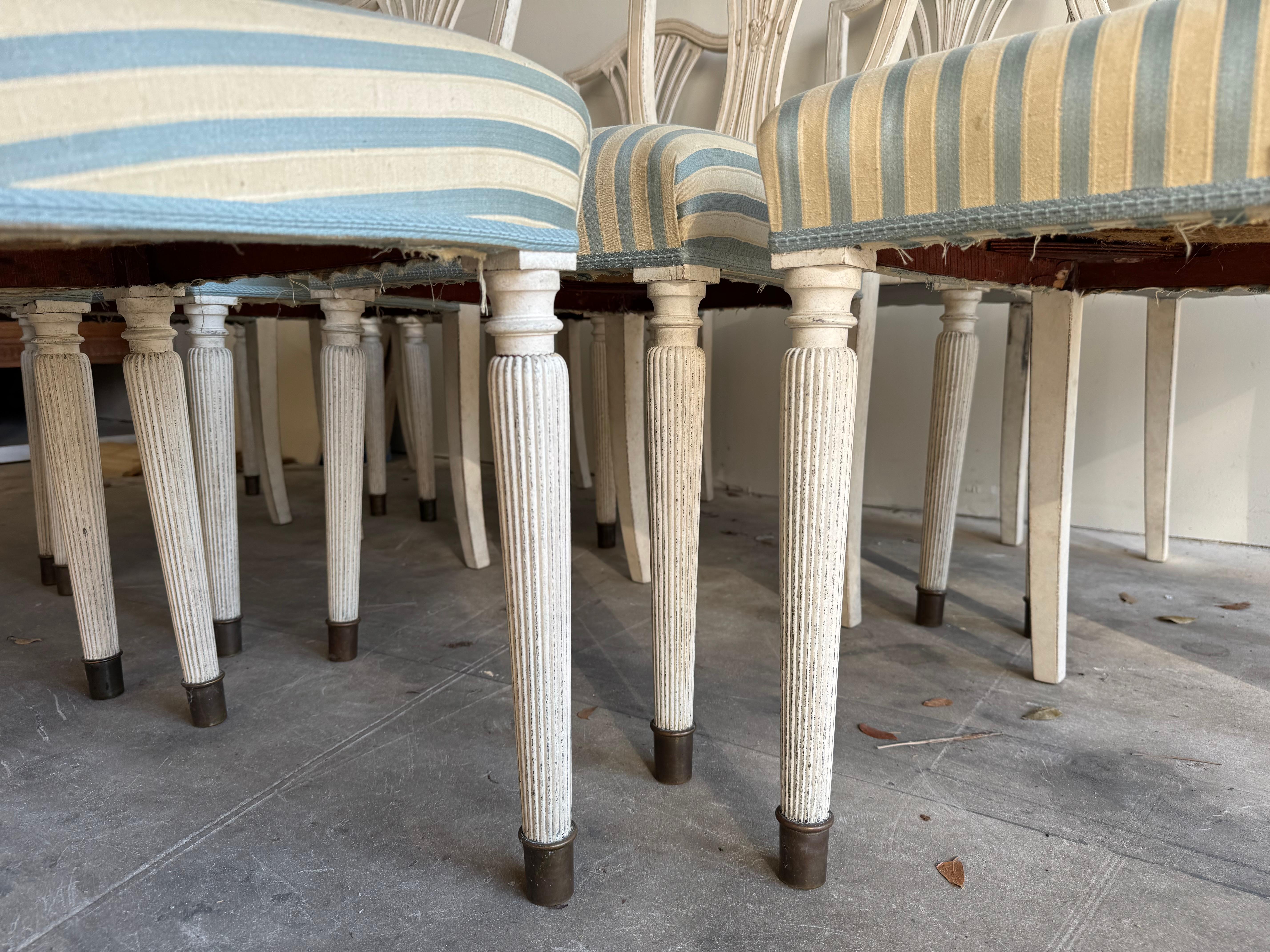 19th - 20th Century Grey Swedish Gustavian Set of Ten Pinewood Dining Chairs (19. Jahrhundert) im Angebot