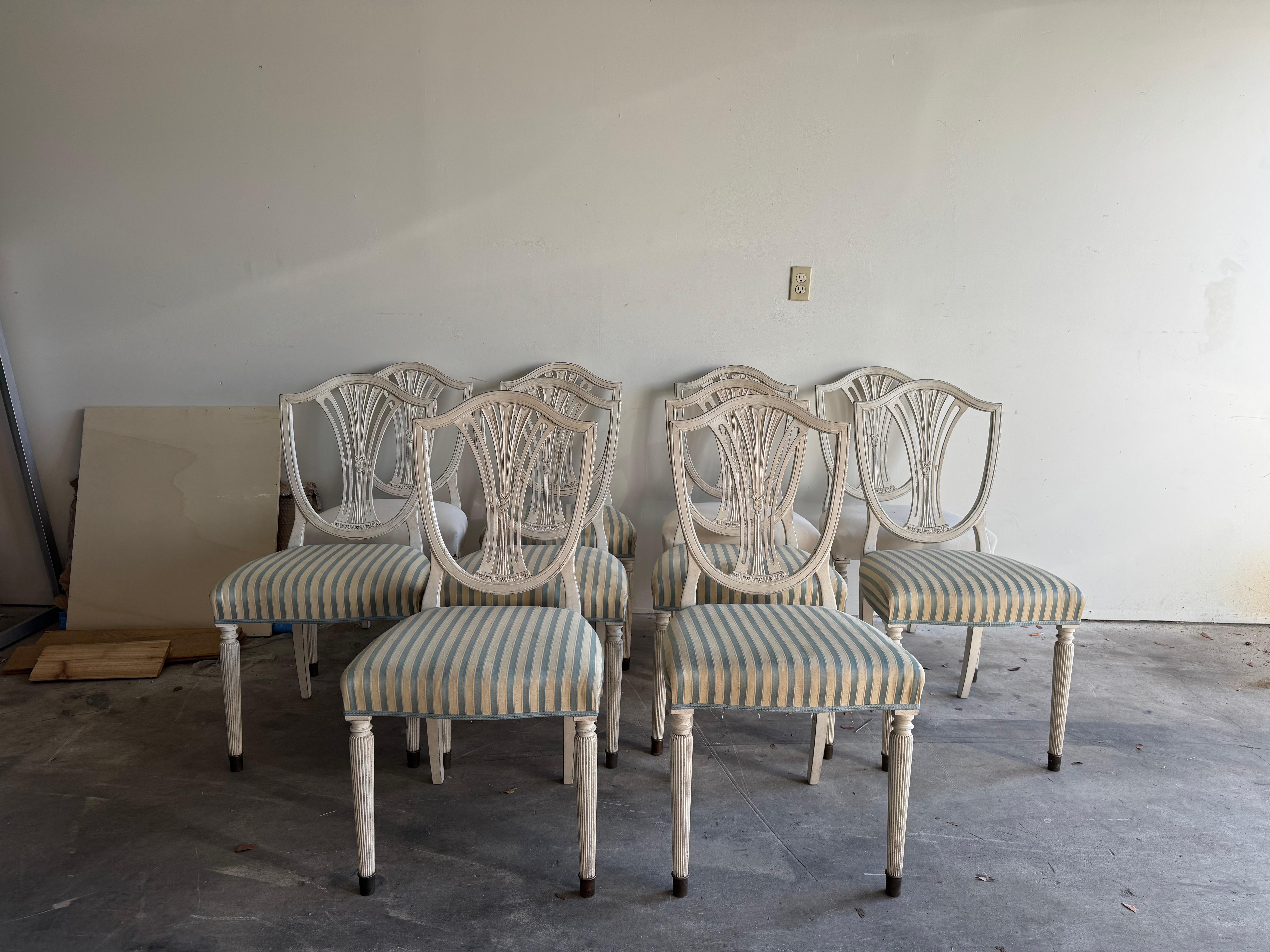 19th - 20th Century Grey Swedish Gustavian Set of Ten Pinewood Dining Chairs (Kiefernholz) im Angebot