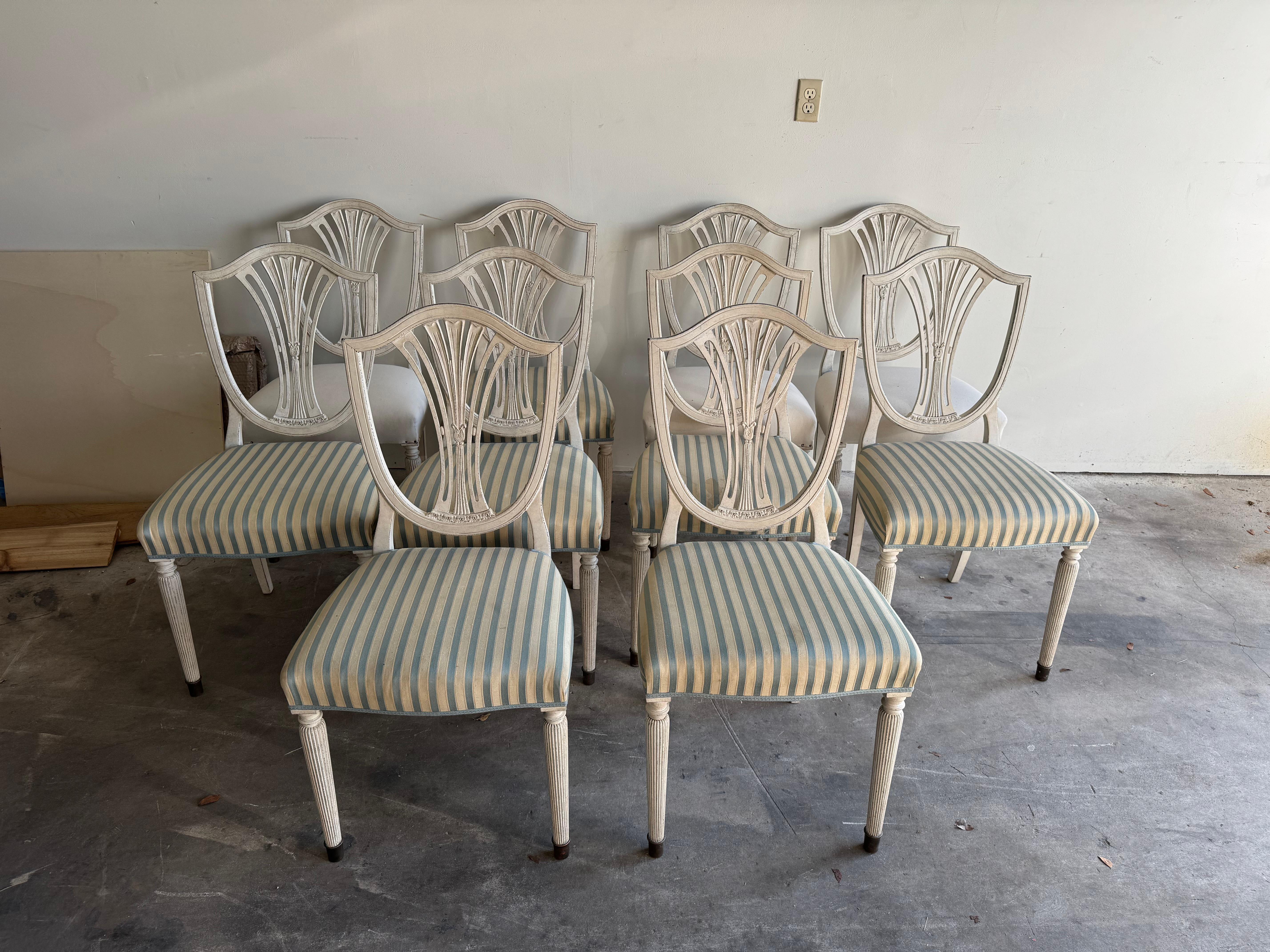 19th - 20th Century Grey Swedish Gustavian Set of Ten Pinewood Dining Chairs im Angebot 2
