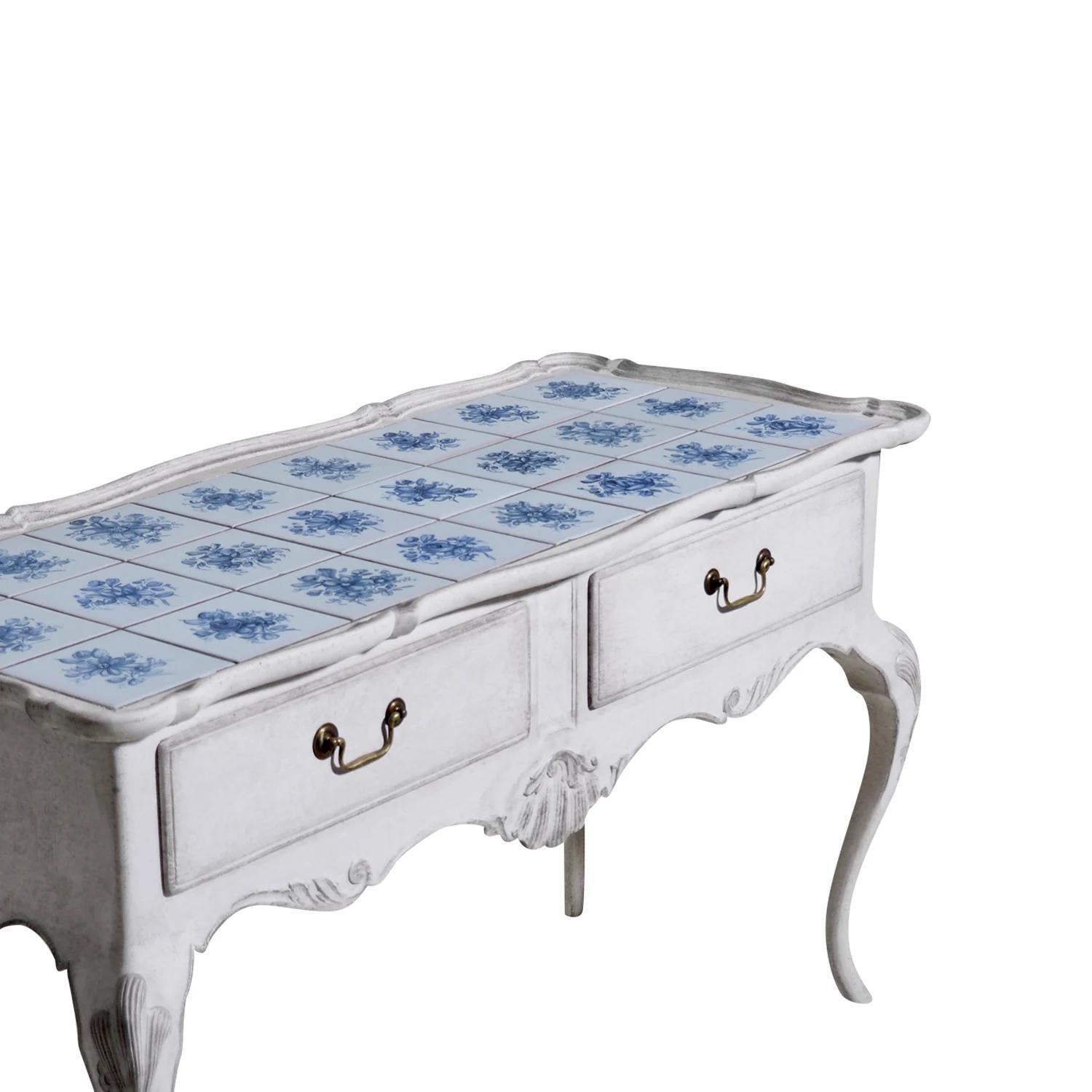 Ein hellgrauer, weißer, antiker schwedischer Gustavianischer Konsolentisch mit original blauen Kacheln und zwei Schubladen. Das Sideboard ist aus handgefertigtem, lackiertem Kiefernholz, in gutem Zustand. Der freistehende skandinavische
