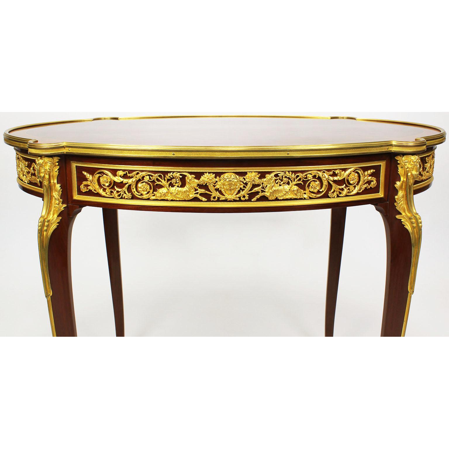 Français Table Louis XV du 19e-20e siècle, montée sur bronze doré, attribuée à François Link en vente