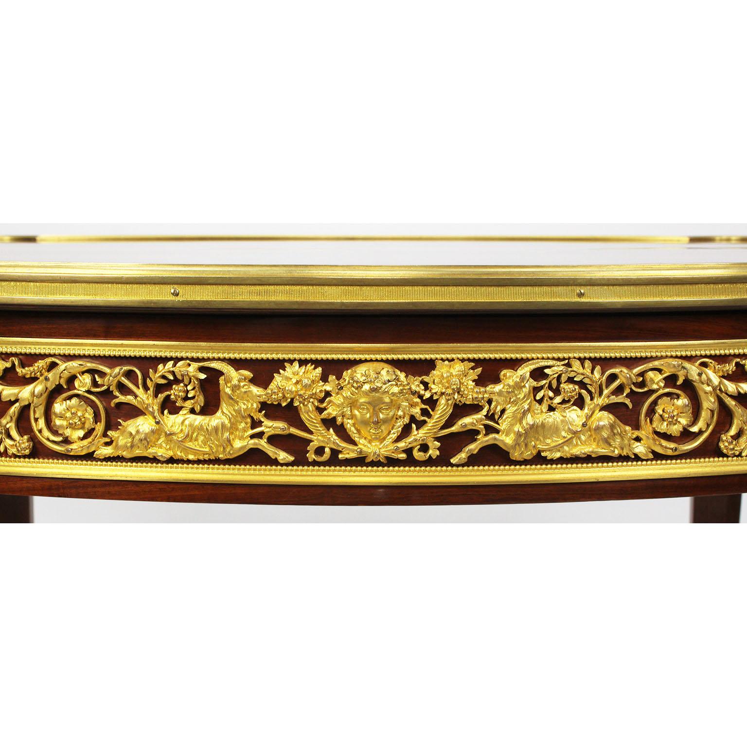 Sculpté Table Louis XV en bronze doré du 19e au 20e siècle, à la manière de François Linke. en vente