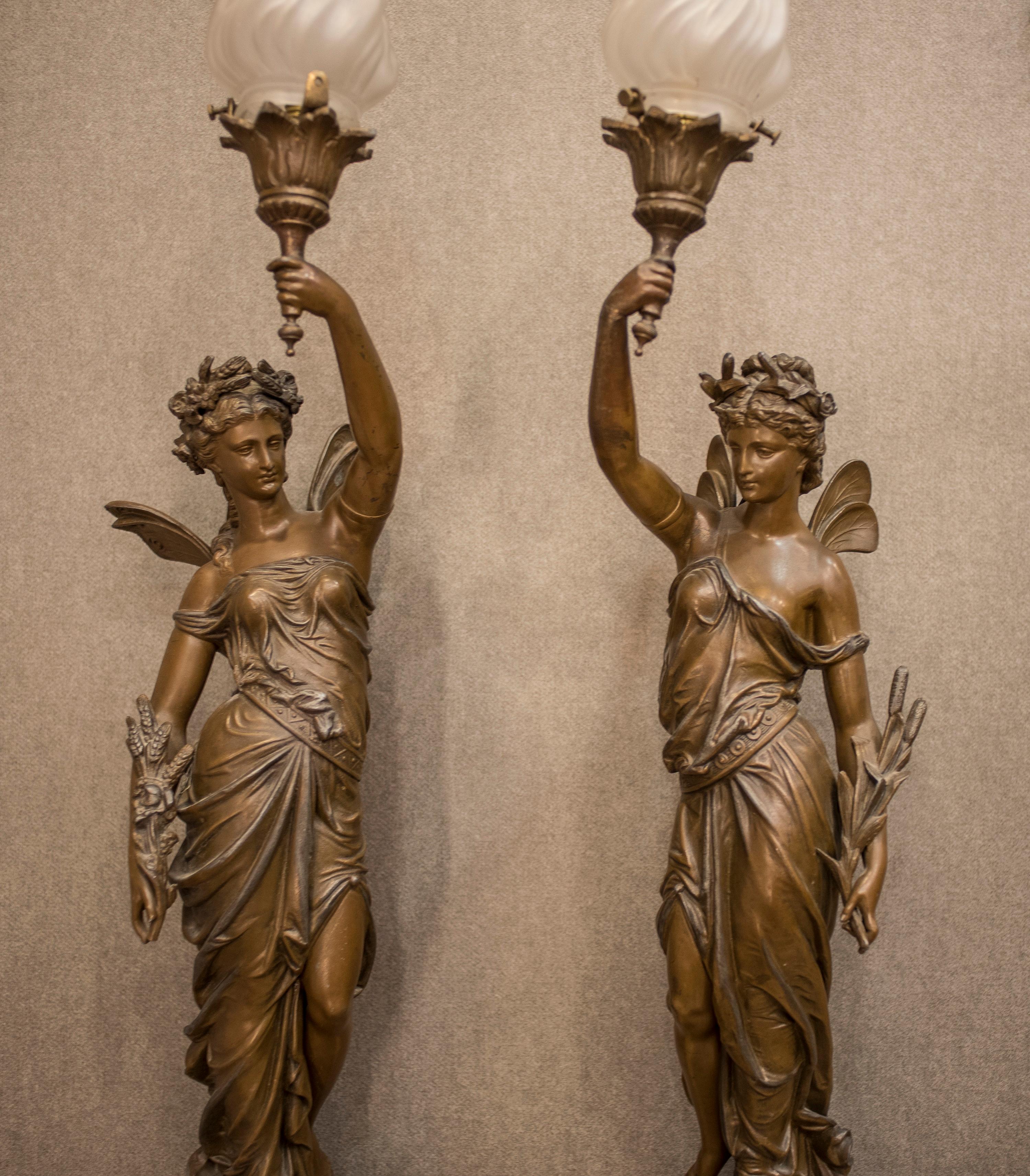 A very fine pair of French PP SXX, neoclassical style patinated calamine, representing a
two allegorical figures with a frosted glass flame , on a marbled wood, Paris, circa 1900
A. Durenne school.
Is a delicate work in its original state. In a