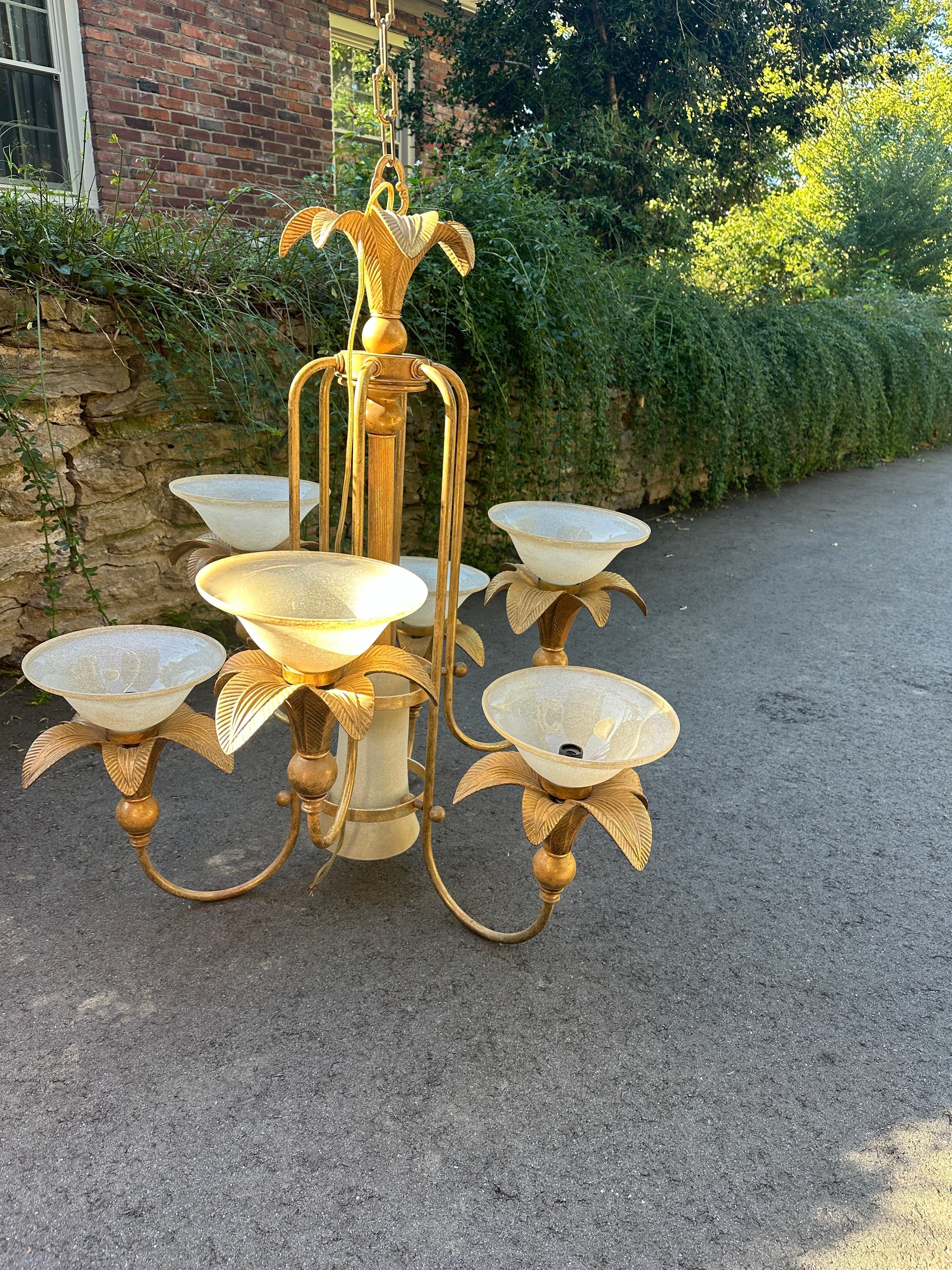 Lustre italien de style Art Déco à 6 bras de lumière en laiton avec abat-jour en verre. Elle présente un motif de lotus et un abat-jour supplémentaire en forme de cloche. En excellent état vintage avec des usures dues à l'âge, comme indiqué. Le