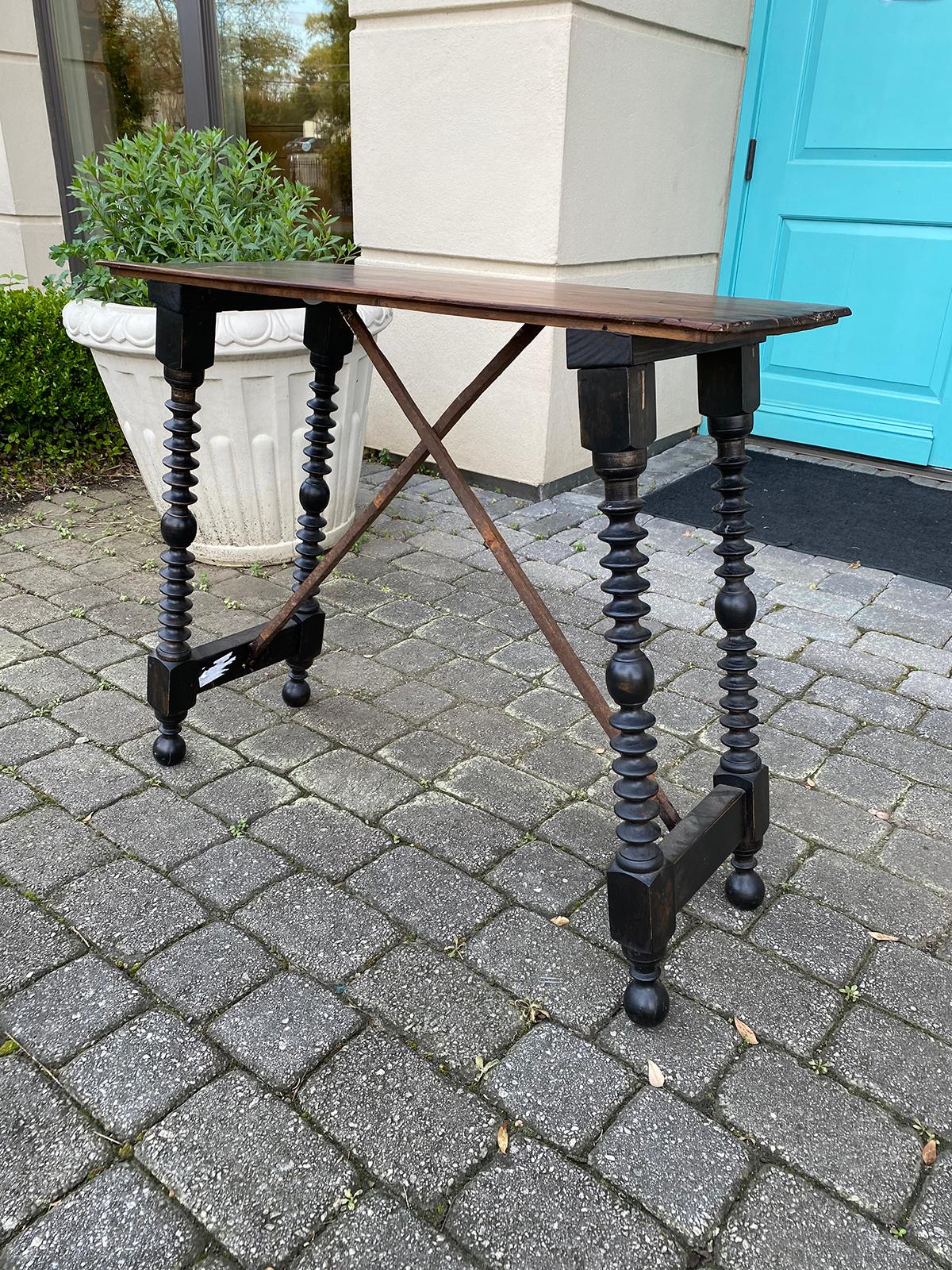 19th-20th Century Spanish Side Table with Iron Stretcher In Good Condition In Atlanta, GA