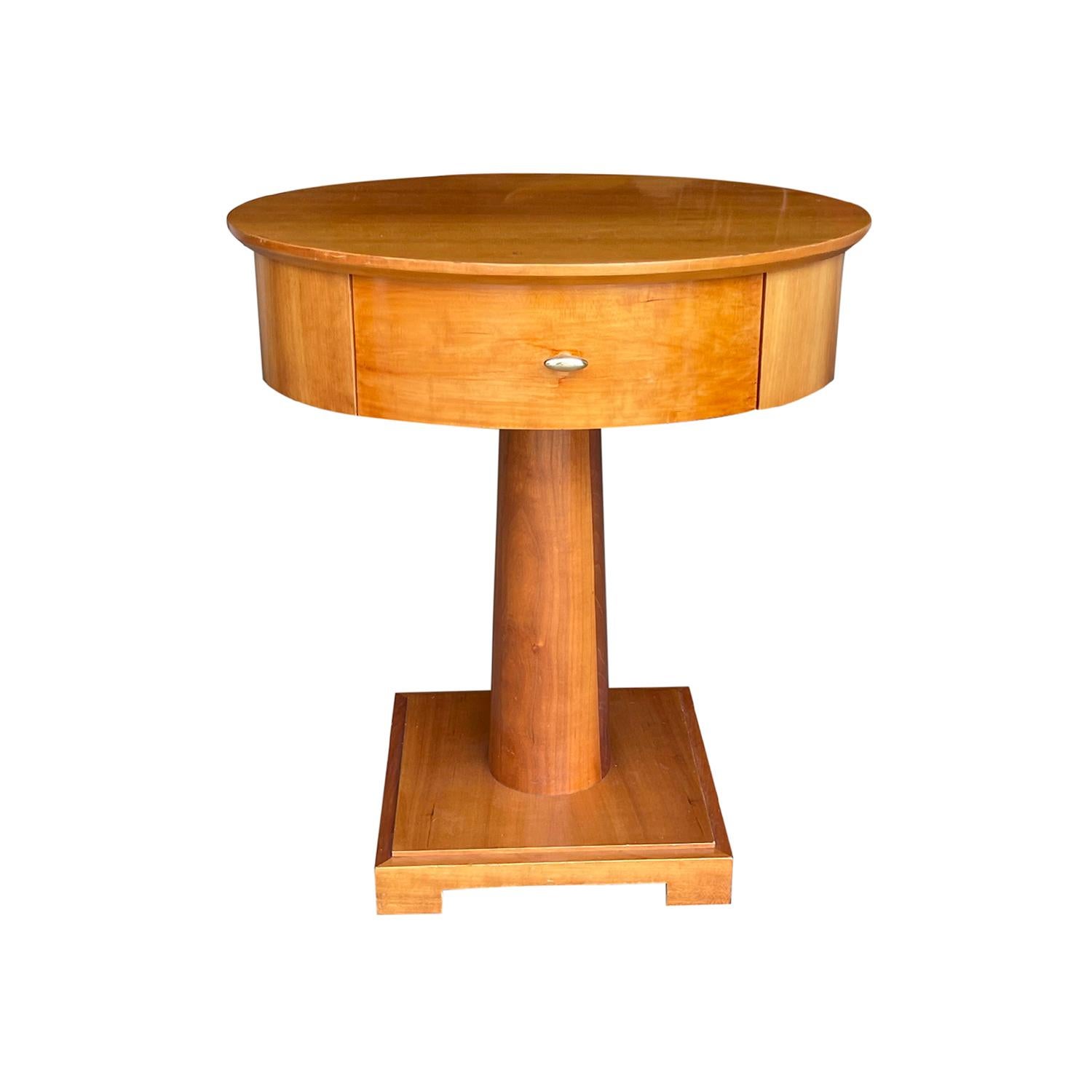 Ancienne table de chevet suédoise à un tiroir, tirette en laiton poli, en bois de cerisier partiellement plaqué et travaillé à la main, conçue par Mobil Living in Design pour le Grand Hotel de Stockholm, étiquetée sur la base, en bon état. La table