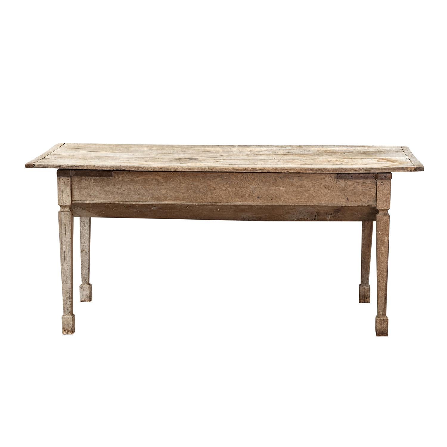 Table de ferme rectangulaire suédoise de la fin du XIXe siècle, avec un tiroir, composé d'une tirette ronde, en bois de pin travaillé à la main et en bon état. La table de cuisine rustique scandinave est détaillée avec un plateau pliant flip top,