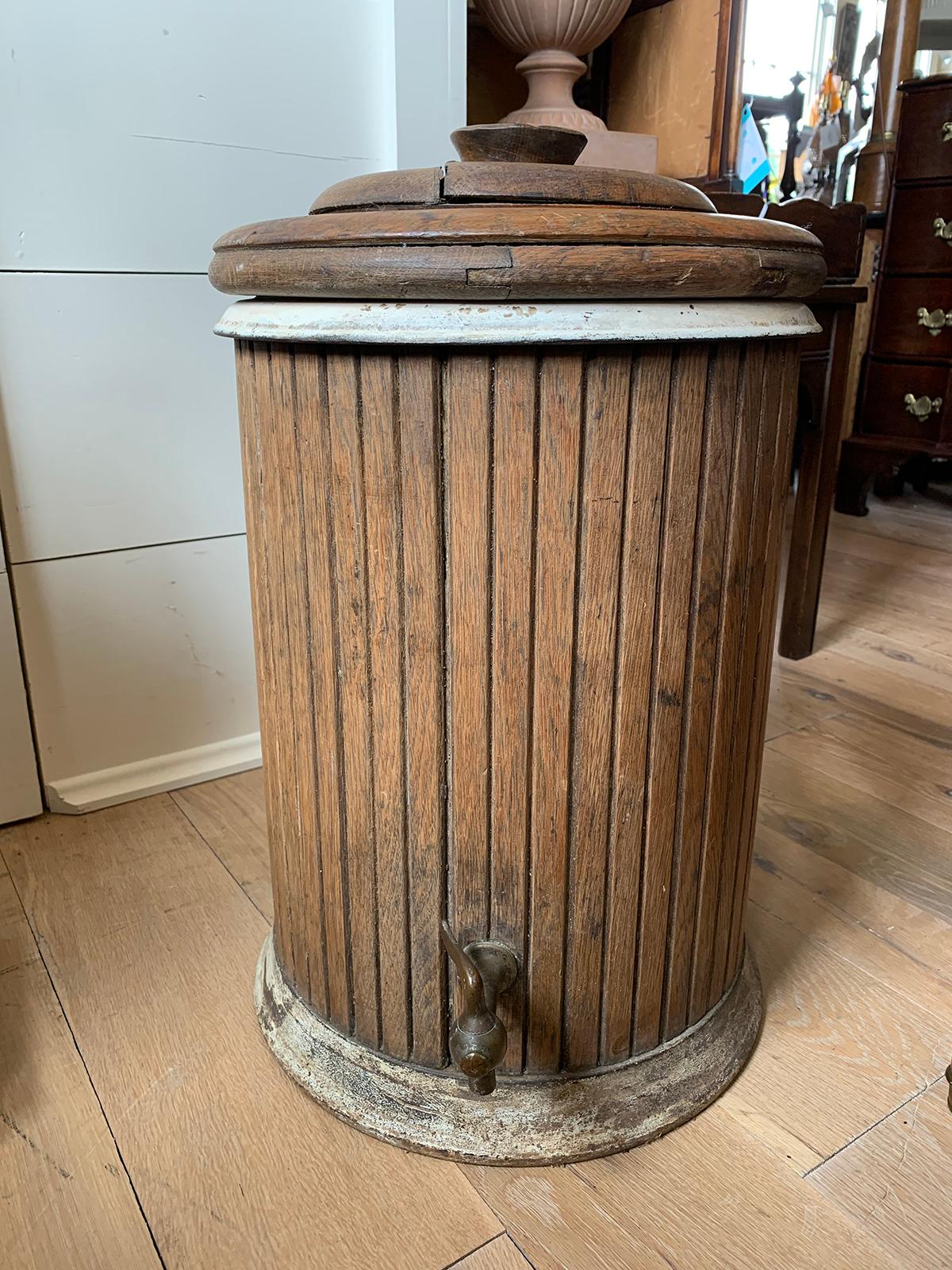 Rafraîchisseur d'eau à couvercle en bois du 19e-20e siècle avec revêtement en céramique et ferrures anciennes en laiton.