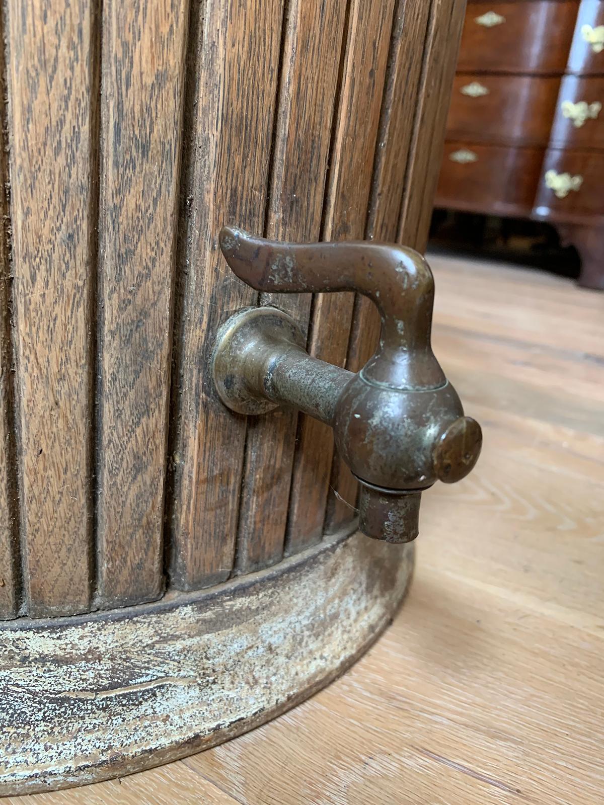 Refroidisseur à eau à couvercle en bois du 19e-20e siècle, revêtement en céramique, quincaillerie en laiton ancien Bon état à Atlanta, GA
