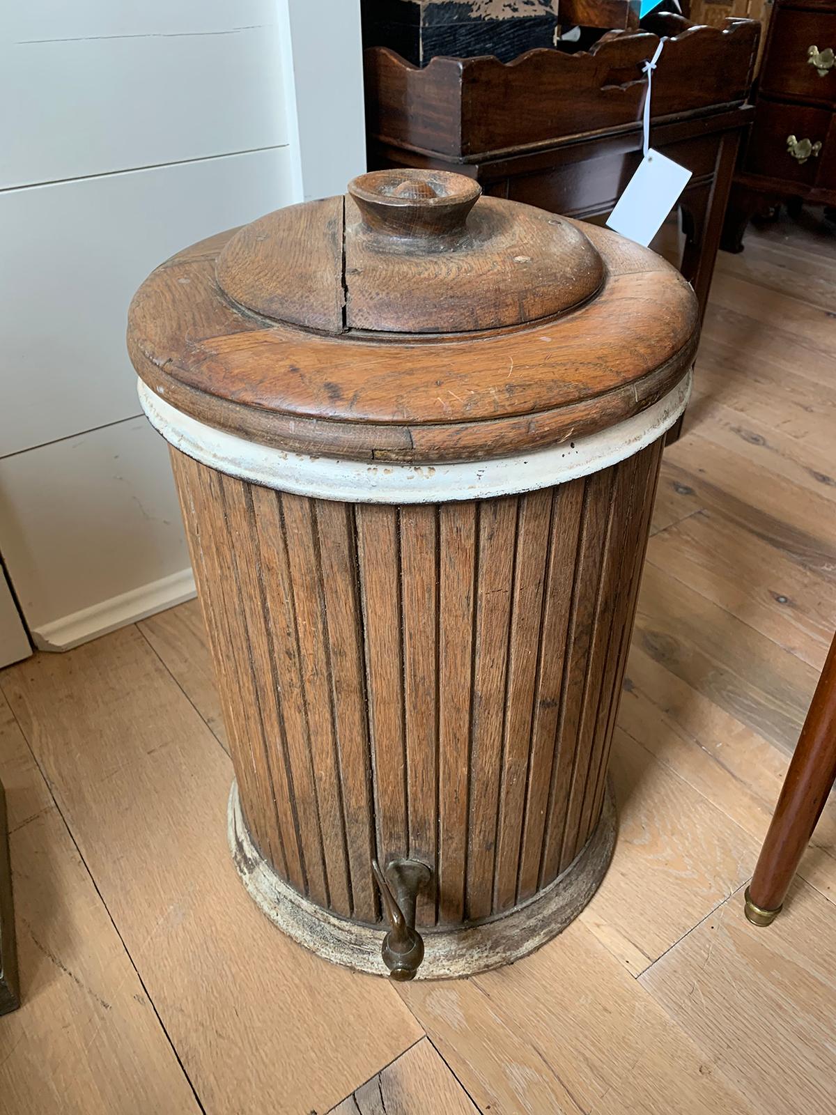 XIXe siècle Refroidisseur à eau à couvercle en bois du 19e-20e siècle, revêtement en céramique, quincaillerie en laiton ancien