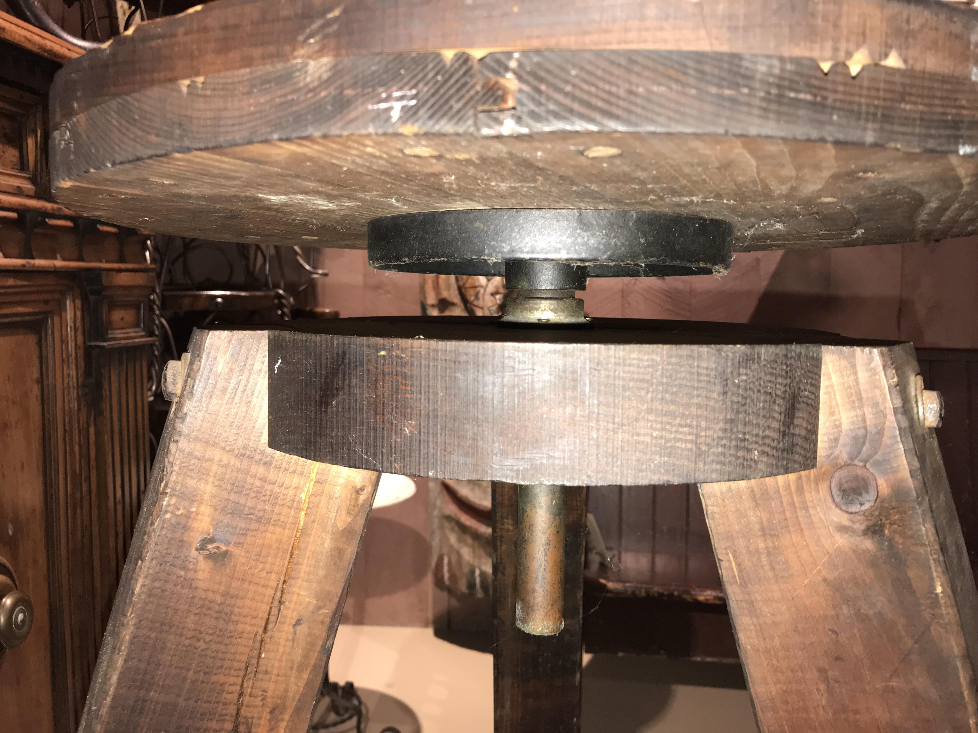 19th-20th Century Wooden Sculptor’s Wheel on Splayed Tripod Base In Good Condition In Milford, NH
