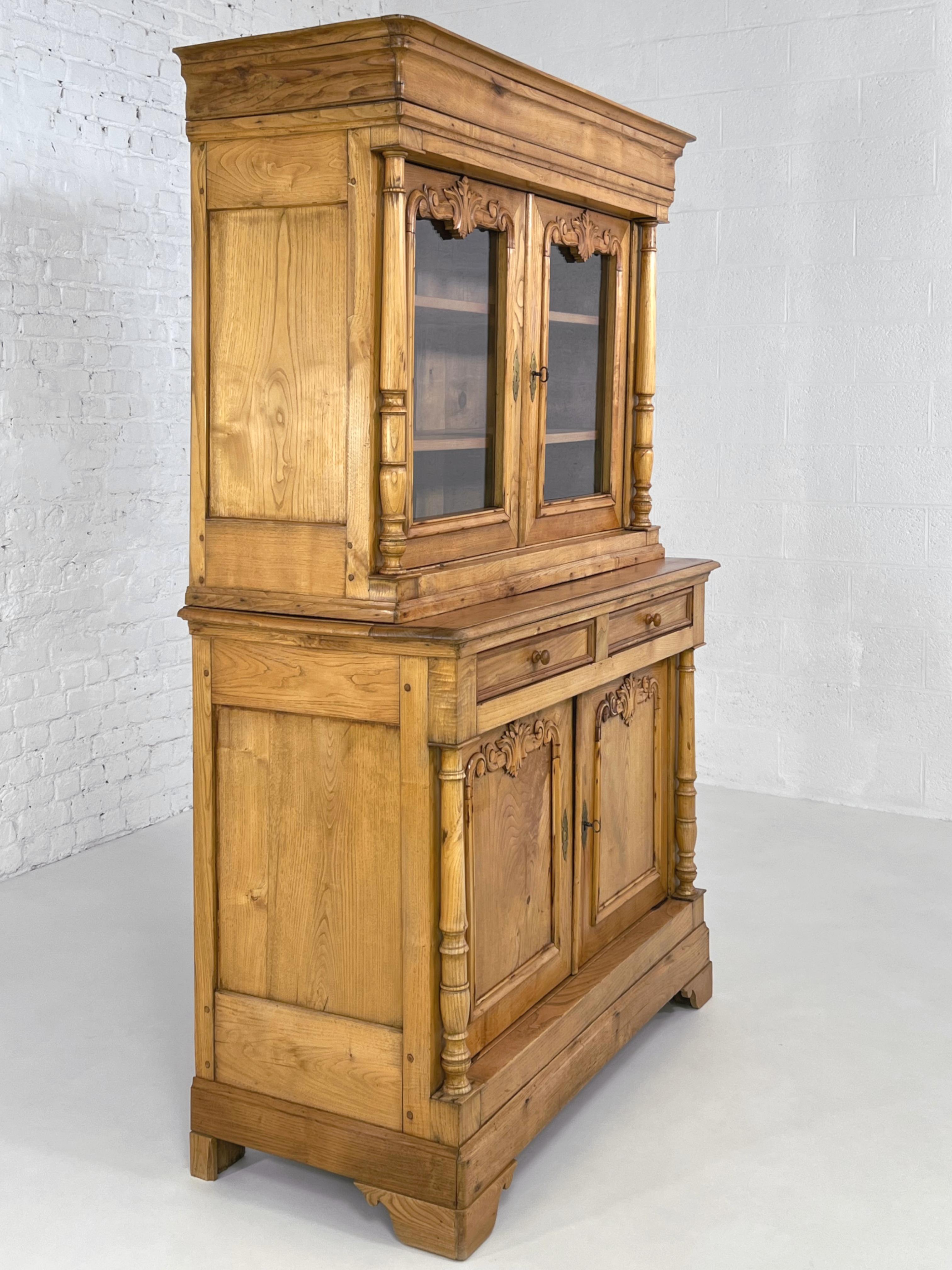 French Antic Alpine Chalet Chic Pine Wood and Glass Armoire Vitrine Cabinet In Good Condition For Sale In Tourcoing, FR
