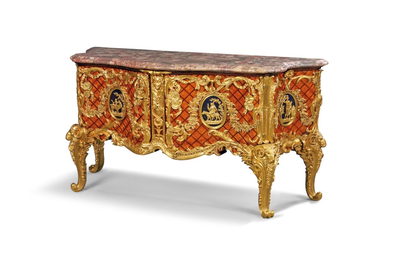 COMMODE FRANÇAISE EN BOIS DE TULIPIER ET PARQUET DE BOIS DE ROI, MONTÉE SUR BRONZE DORÉ A
VANTAUX D'APRÈS LE MODÈLE DESSINÉ PAR LES FRÈRES SLODTZ ET EXÉCUTÉ PAR ANTOINE GAUDREAUX

Le plateau serpentin en marbre brèche violette est surmonté d'un