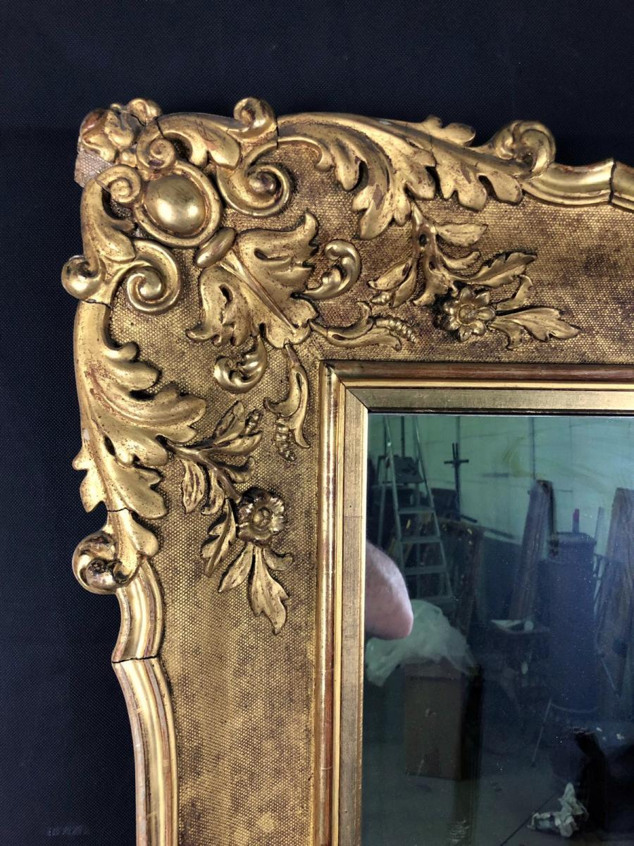A monumental antique Italian mirror
Monumental mirror in wood and gilded stucco, Italian manufacture attributable to the half of the 19th century. It has a markedly 19th century taste, well proportioned and produced by delightful decorative stucco
