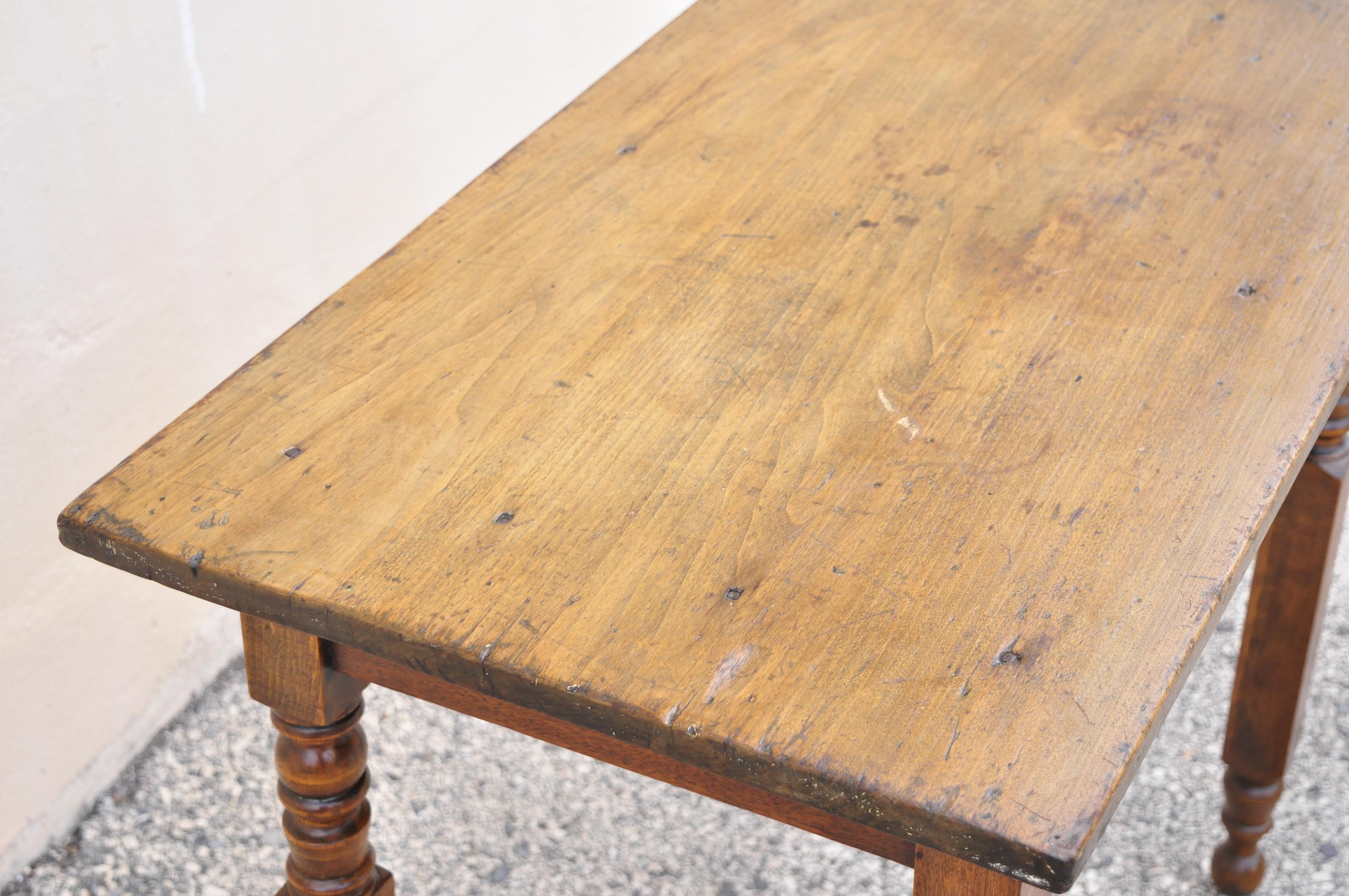 19th American Colonial Walnut Maple Small Desk Side Table with Turn Carved Legs In Good Condition In Philadelphia, PA