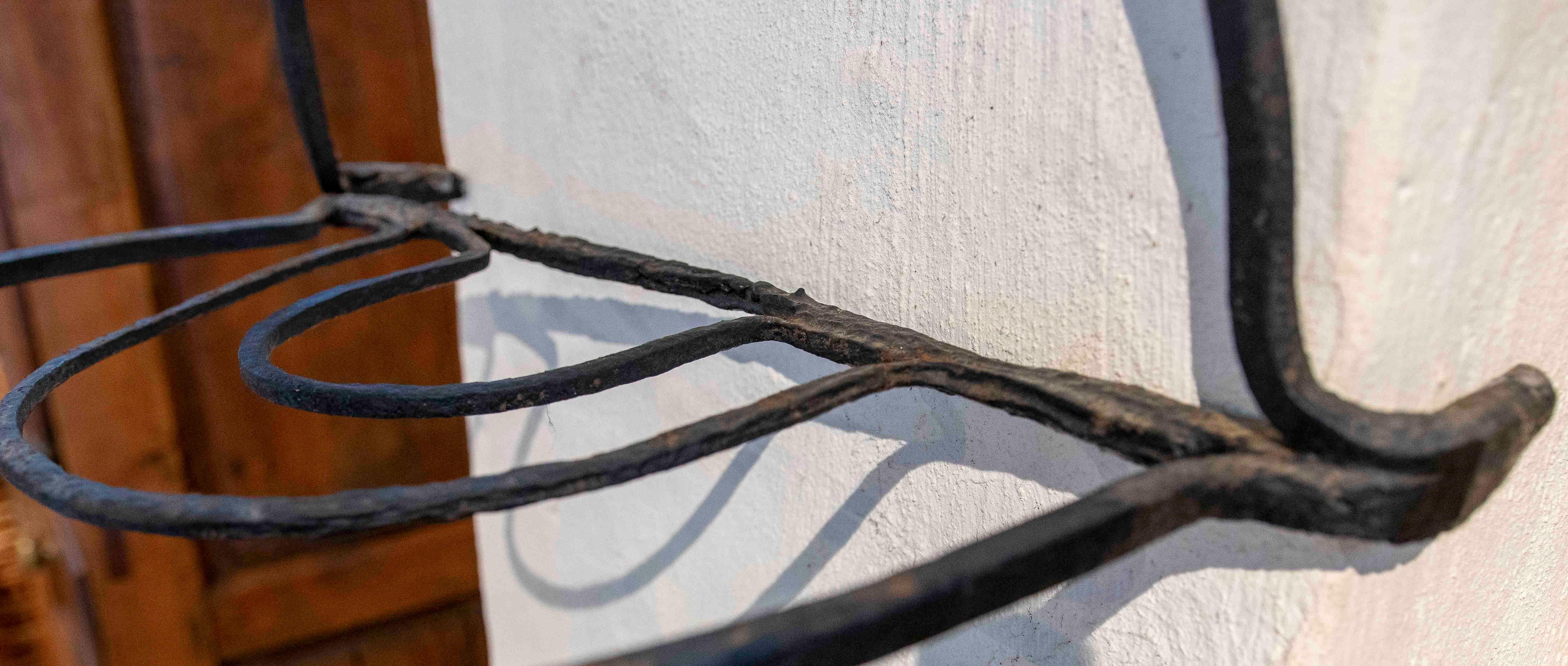 19. Antiker verstellbarer schmiedeeiserner Kleiderbügel, Frankreich. im Angebot 5