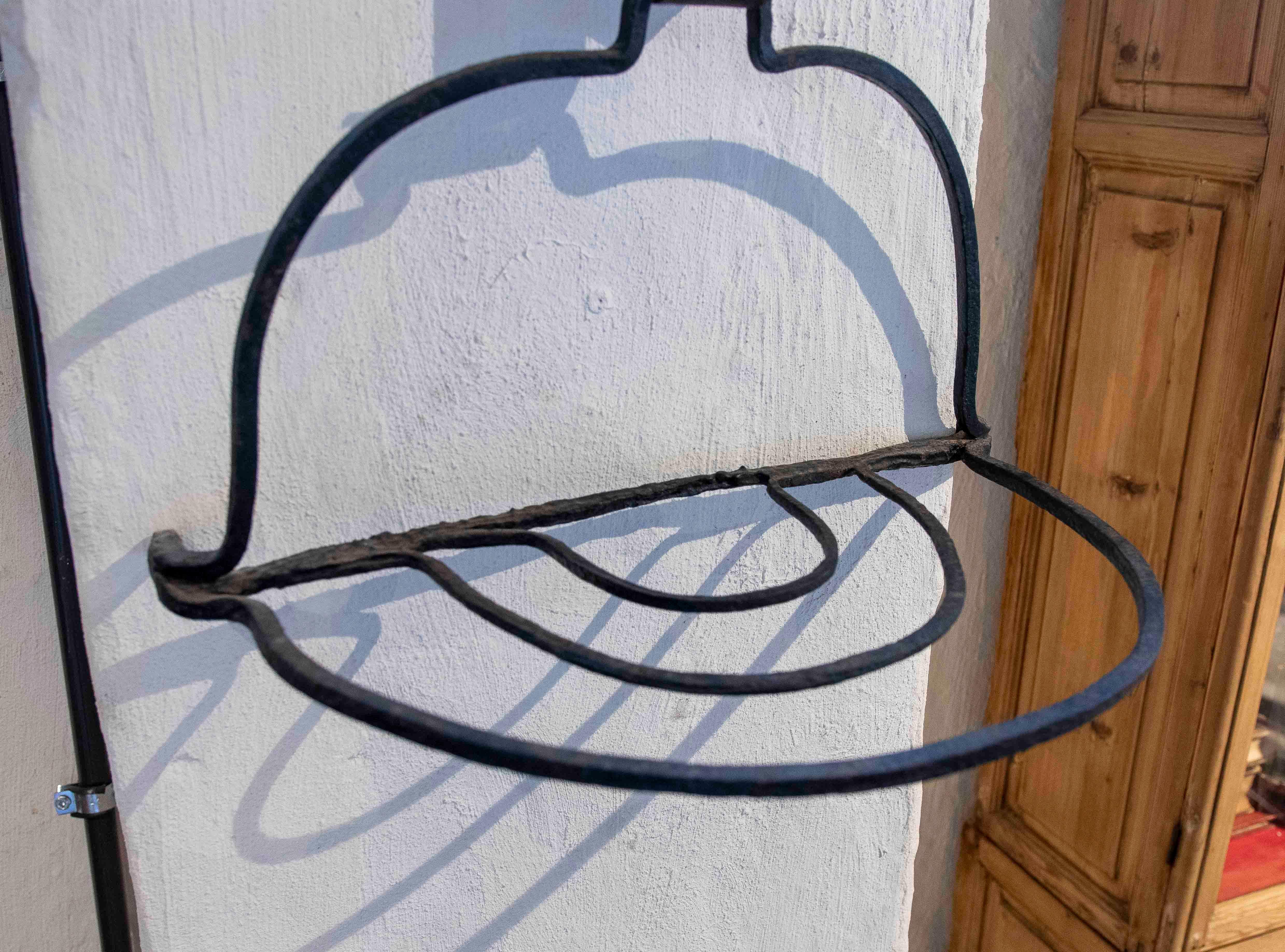 19. Antiker verstellbarer schmiedeeiserner Kleiderbügel, Frankreich. (Spanisch) im Angebot