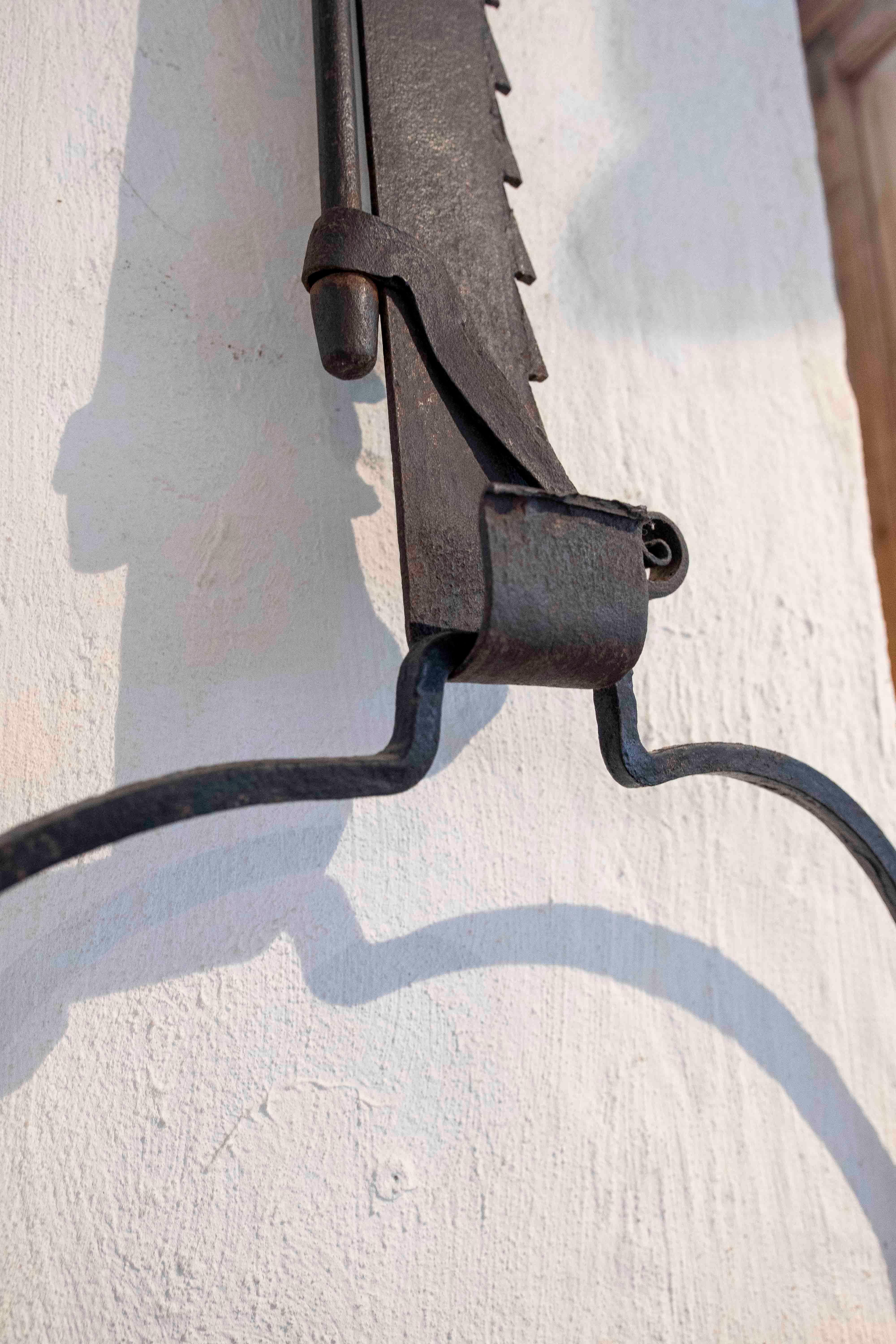 19. Antiker verstellbarer schmiedeeiserner Kleiderbügel, Frankreich. (19. Jahrhundert) im Angebot