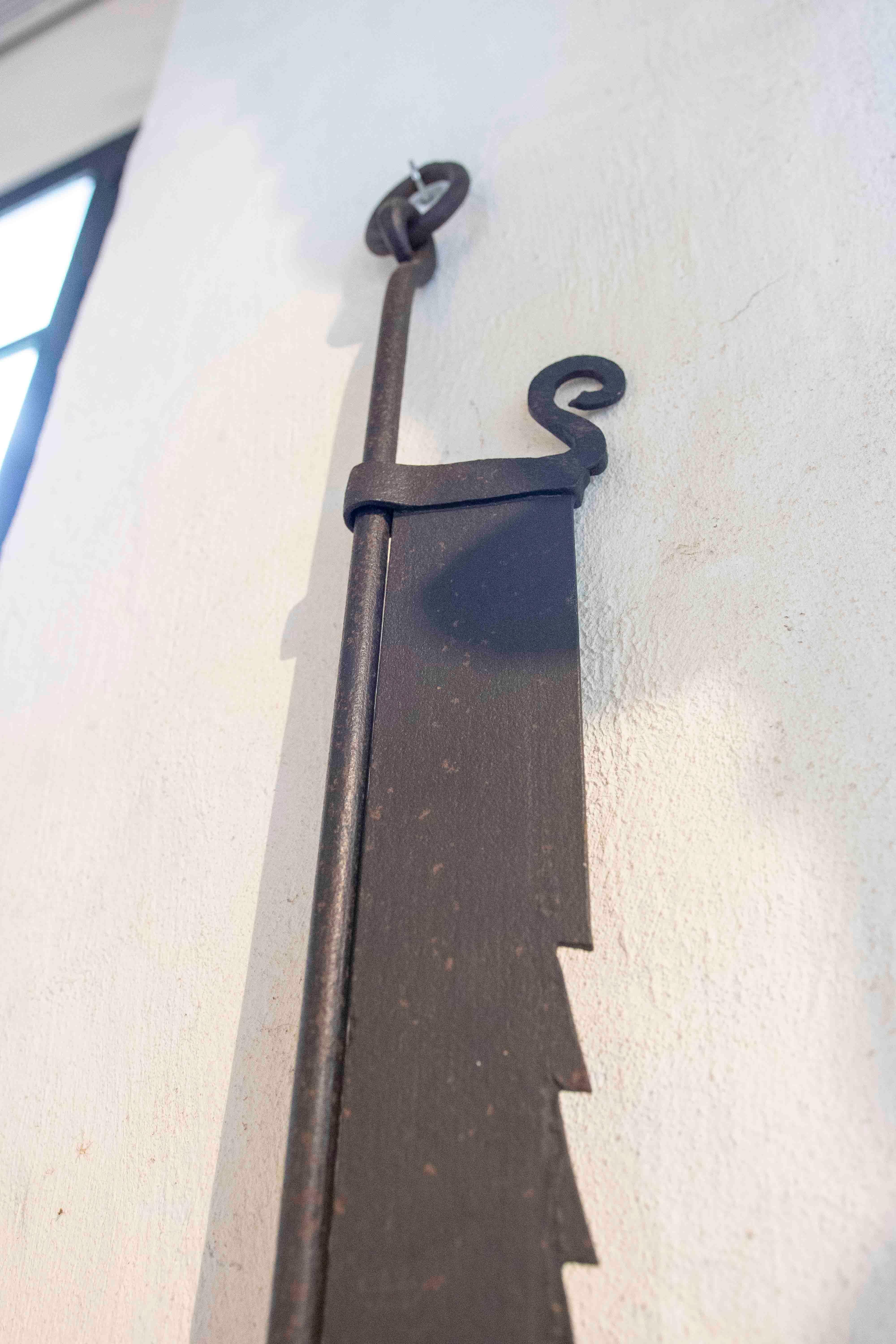 19. Antiker verstellbarer schmiedeeiserner Kleiderbügel, Frankreich. (Eisen) im Angebot