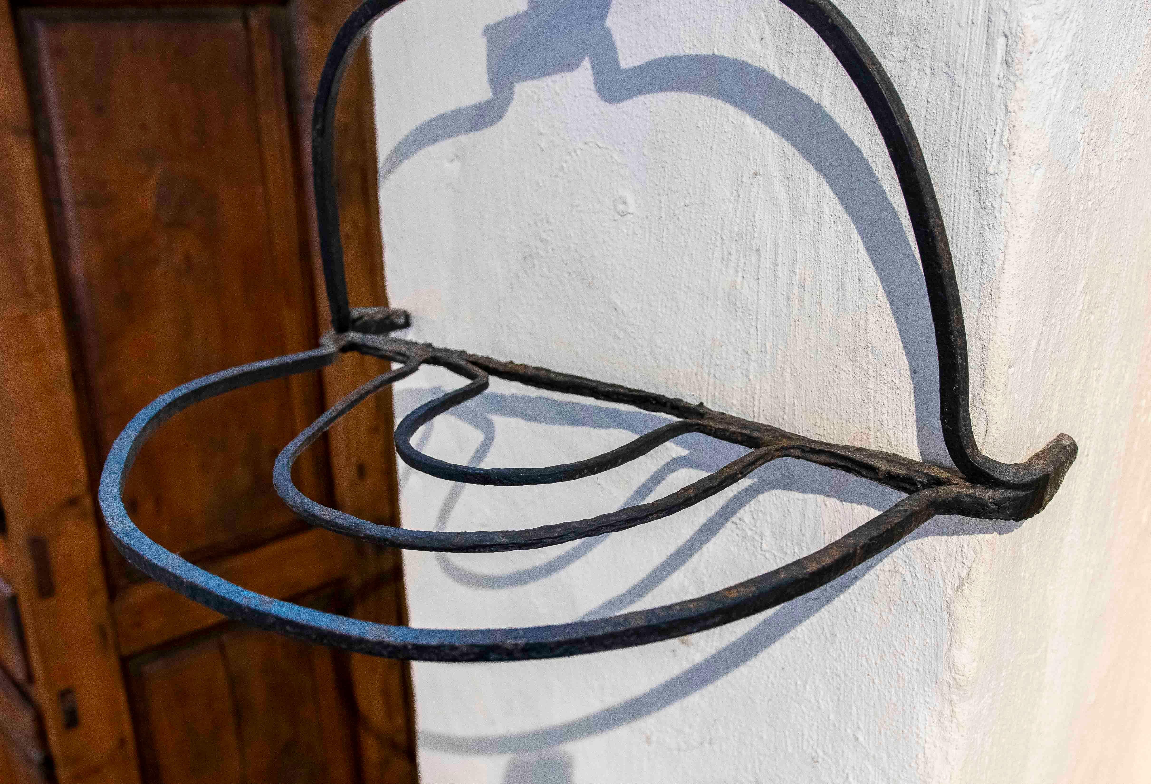 19. Antiker verstellbarer schmiedeeiserner Kleiderbügel, Frankreich. im Angebot 1