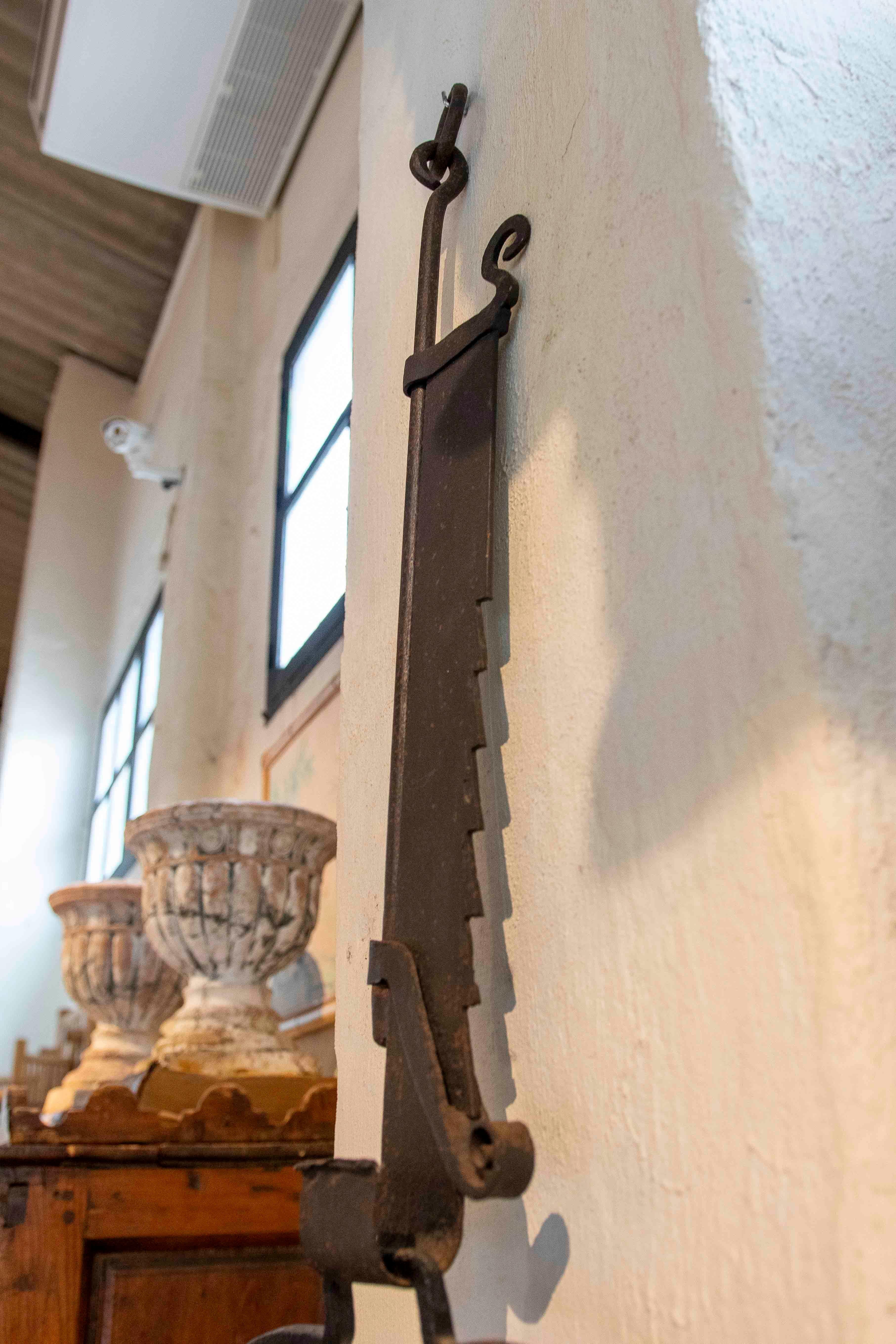 19. Antiker verstellbarer schmiedeeiserner Kleiderbügel, Frankreich. im Angebot 3