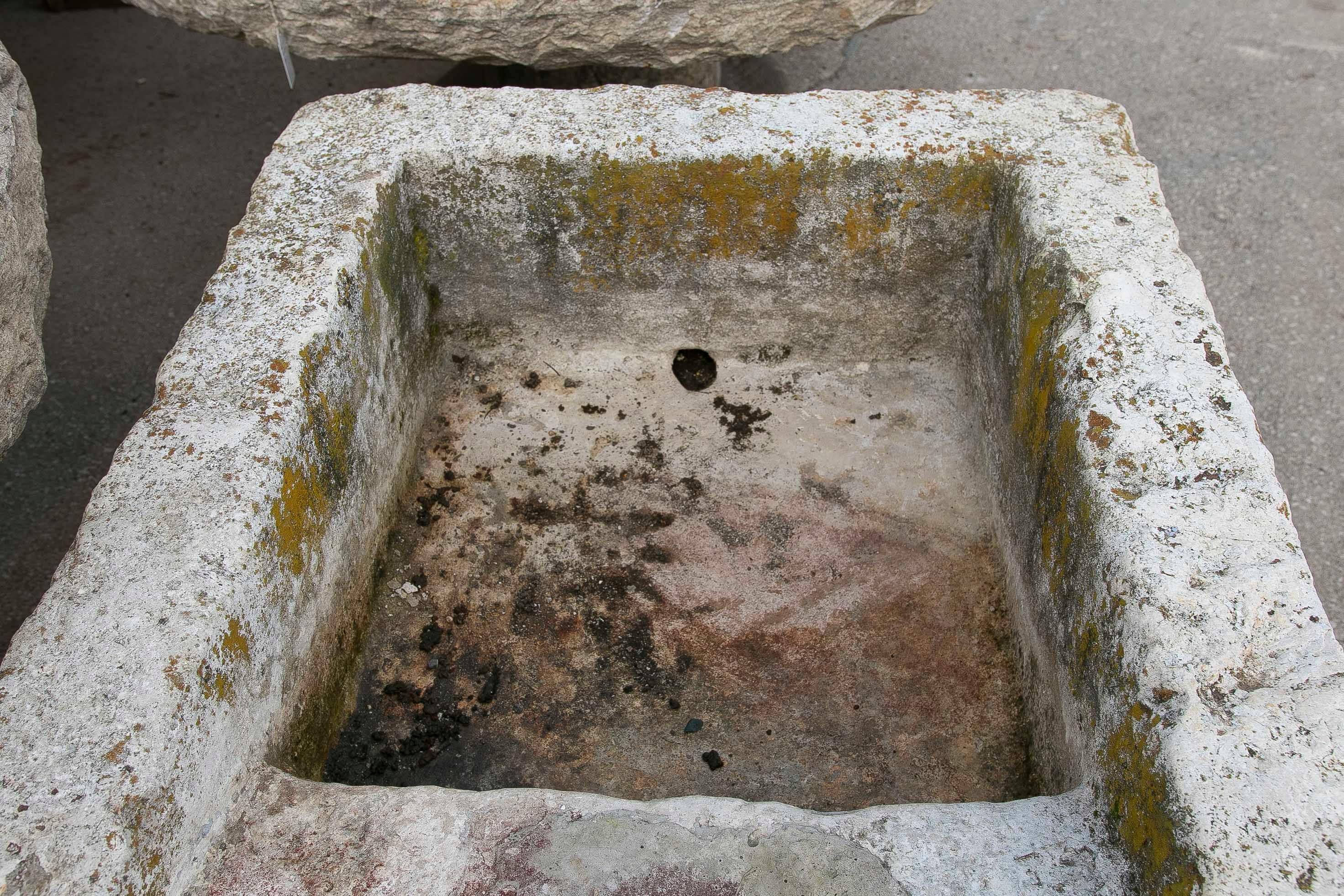 19th Antique Carved Stone Laundry Sink with Natural Patina In Good Condition For Sale In Marbella, ES