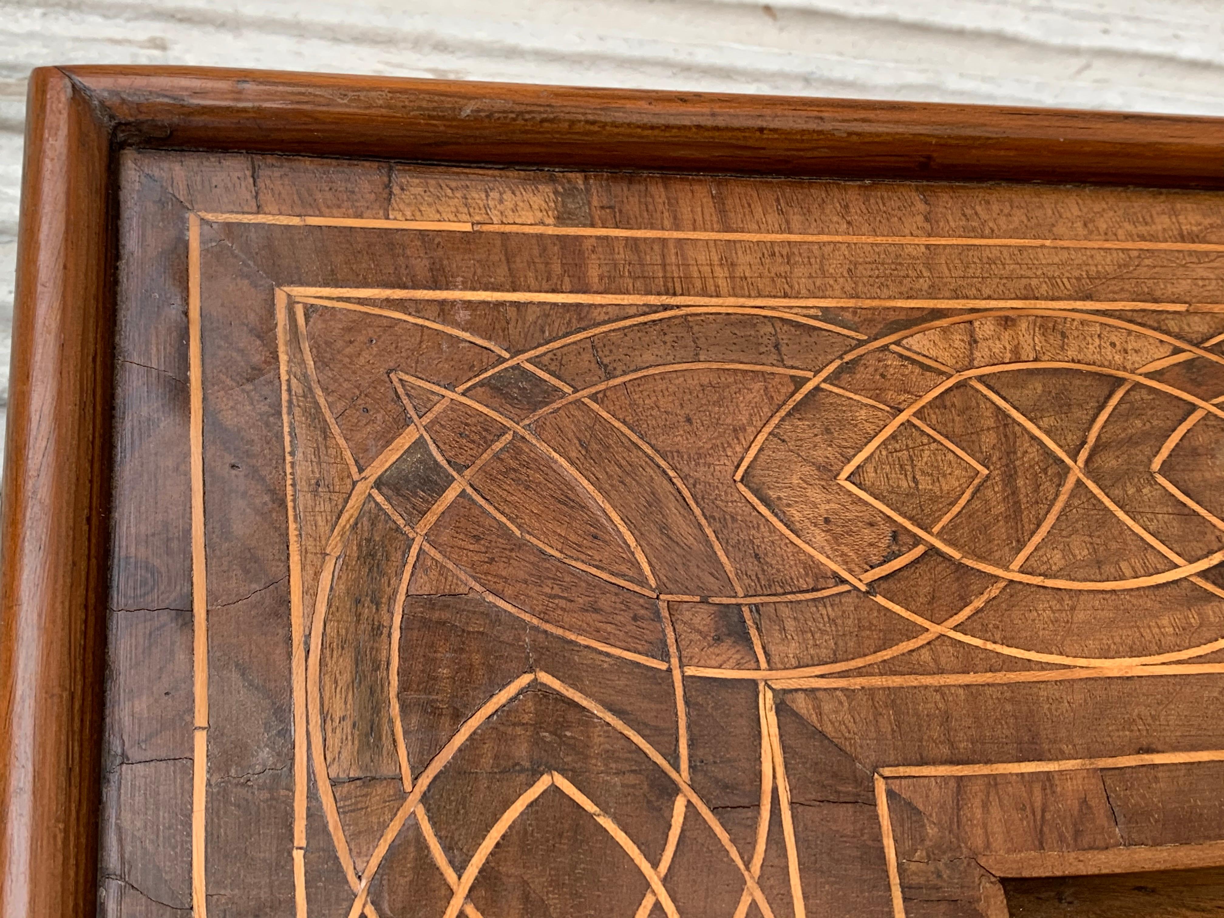 Antiker Mahagoni-Spiegel mit geometrischer Intarsienarbeit und geschnitztem Wappen im Angebot 2
