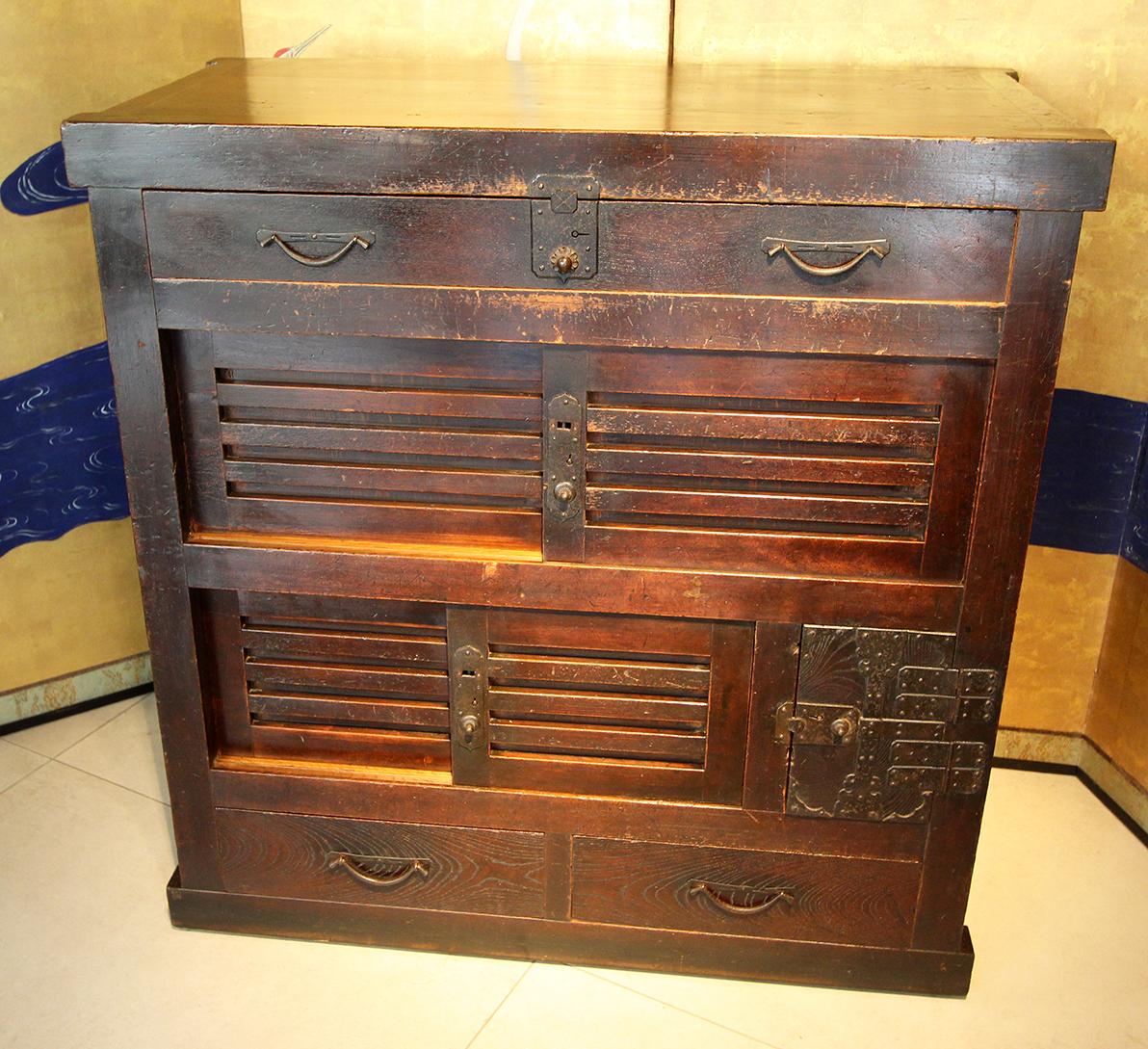 Choba Tansu Japanese cabinet, last Edo Period, in Kiri and Keyaki wood with four drawers and two pairs of sliding doors. Door with three small drawers.