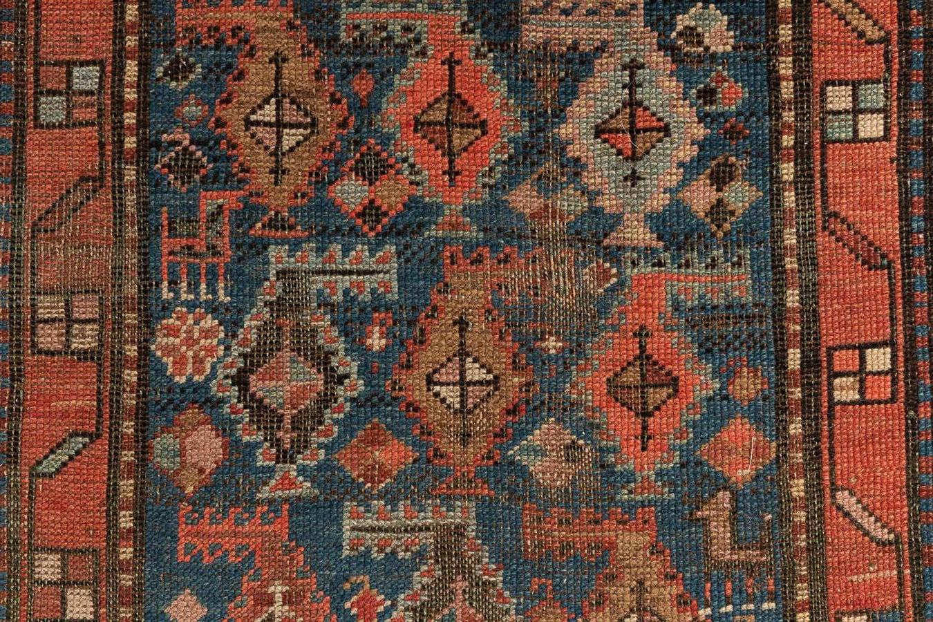 Karabagh - Südkaukasus

Kaukasischer Chan-Karabagh-Teppich vom Ende des 19. Jahrhunderts mit überwiegend hellblauer Farbe. Dieser Teppich hat in der Mitte Reihen von bunten Bändern, die an einem Griff aufgehängt sind, der die Richtung zwischen den