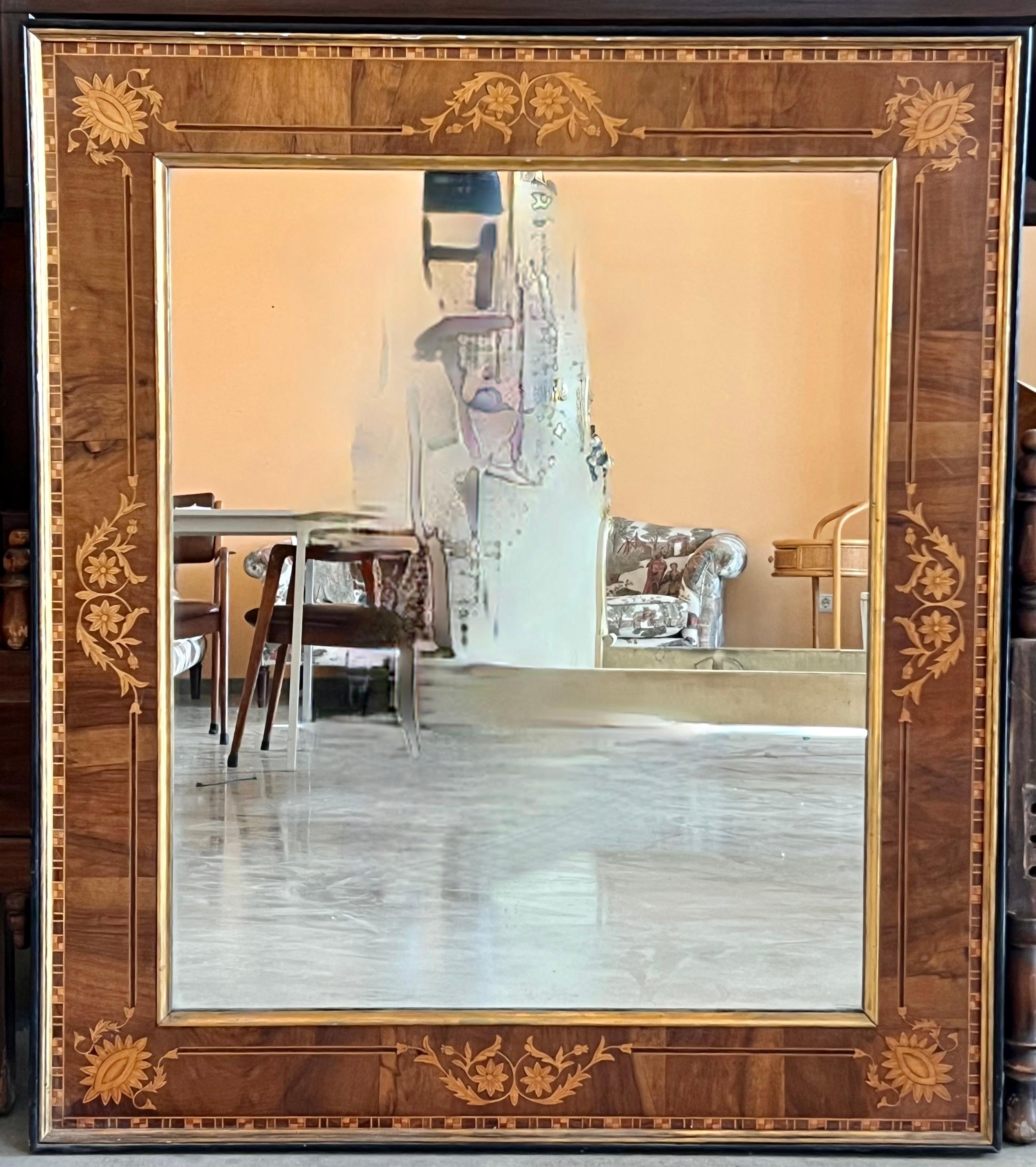 À propos de
Voici un magnifique miroir mural espagnol ancien en acajou flammé et marqueterie, vers 1840.

Le cadre en acajou est magnifiquement incrusté d'une bordure continue en marqueterie.

La qualité et l'exécution de cette pièce étonnante sont