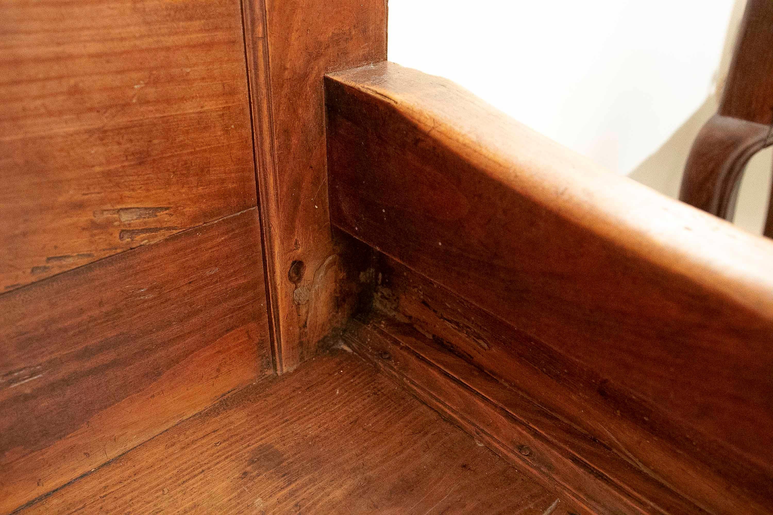 19th Antique Spanish Wooden Bench with High Backrest and Storage Underneath. en vente 4