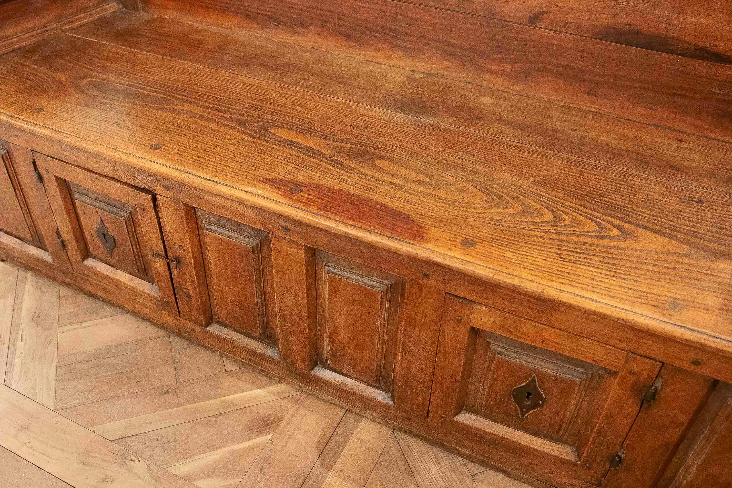 19th Antique Spanish Wooden Bench with High Backrest and Storage Underneath. en vente 5