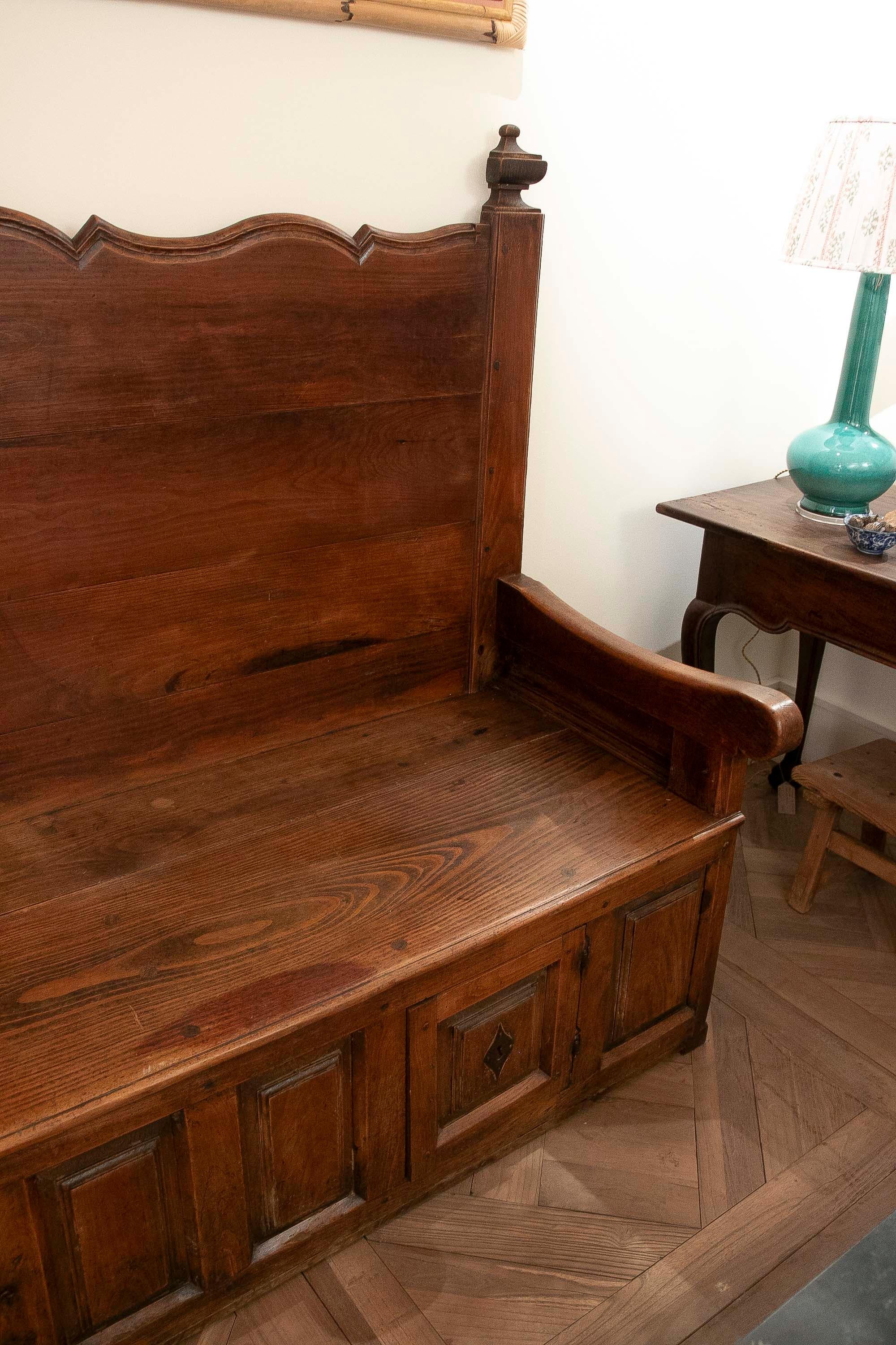 19th Antique Spanish Wooden Bench with High Backrest and Storage Underneath. en vente 6