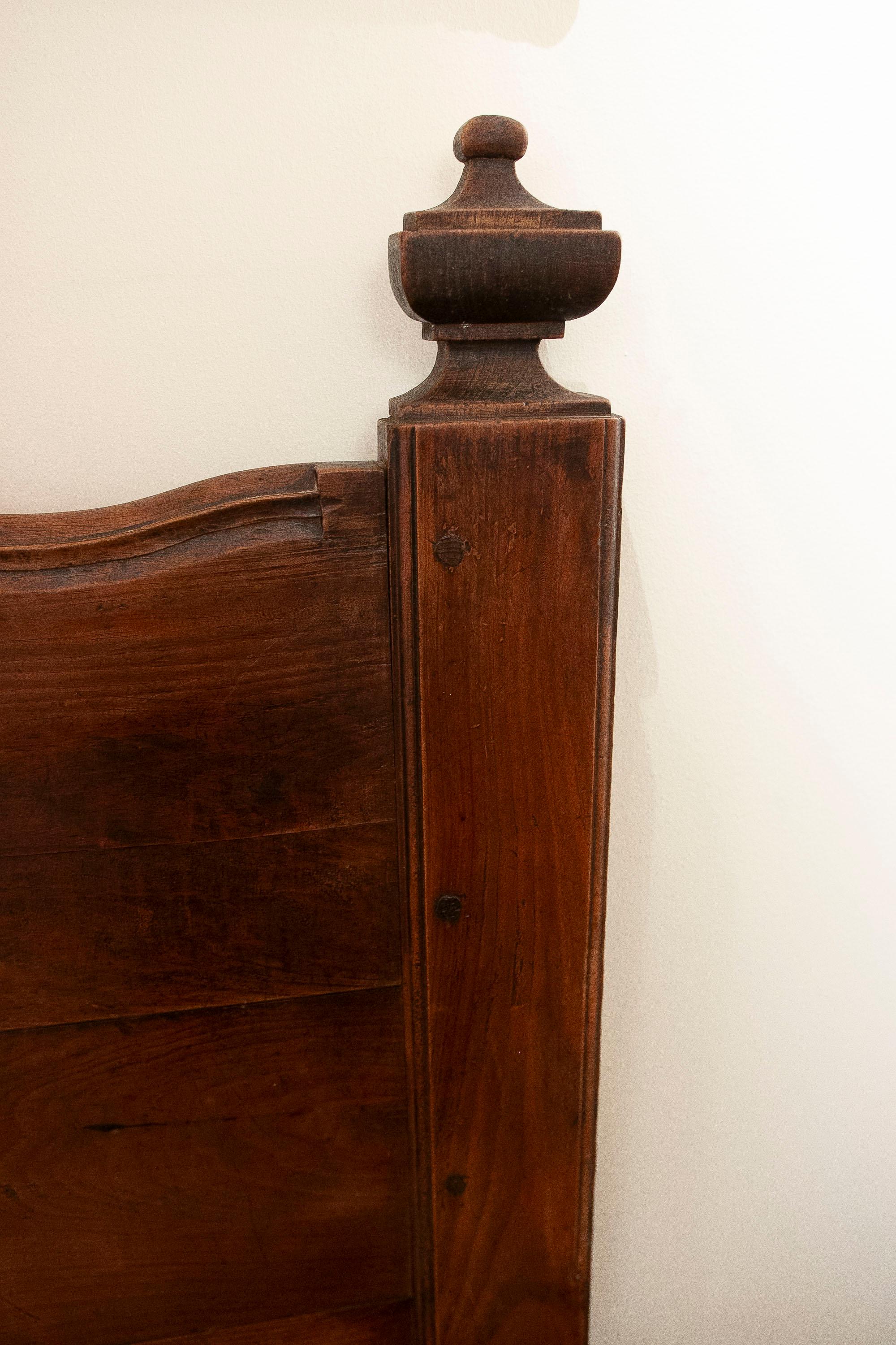 Sculpté à la main 19th Antique Spanish Wooden Bench with High Backrest and Storage Underneath. en vente