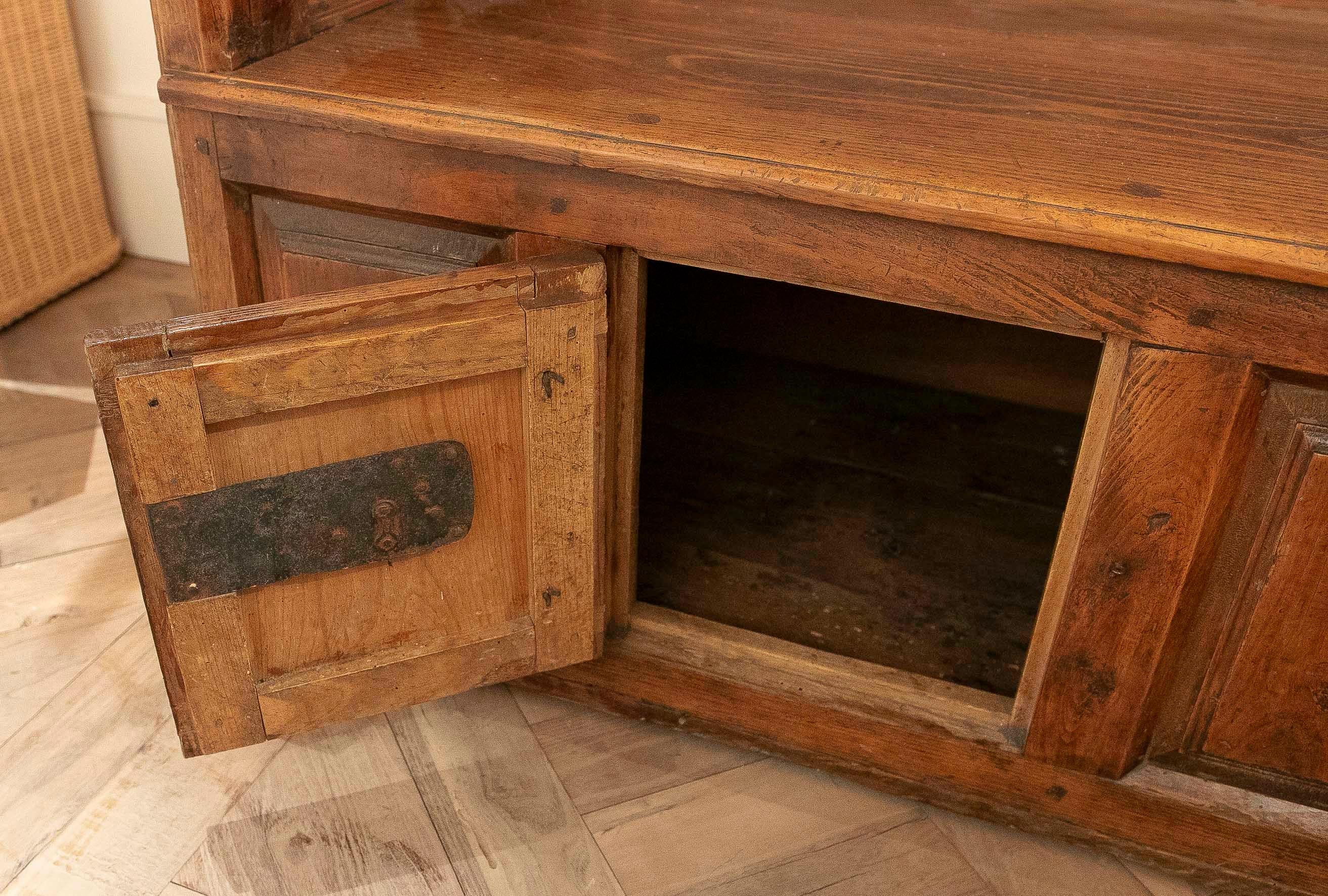 19th Antique Spanish Wooden Bench with High Backrest and Storage Underneath. Bon état - En vente à Marbella, ES