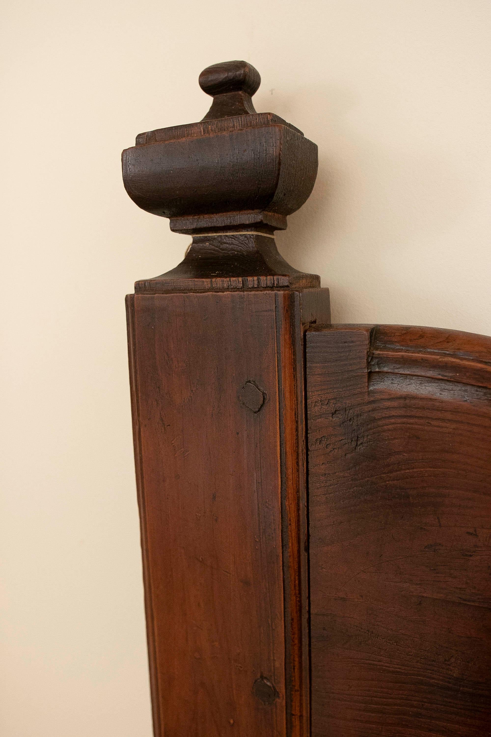 19th Antique Spanish Wooden Bench with High Backrest and Storage Underneath. en vente 2