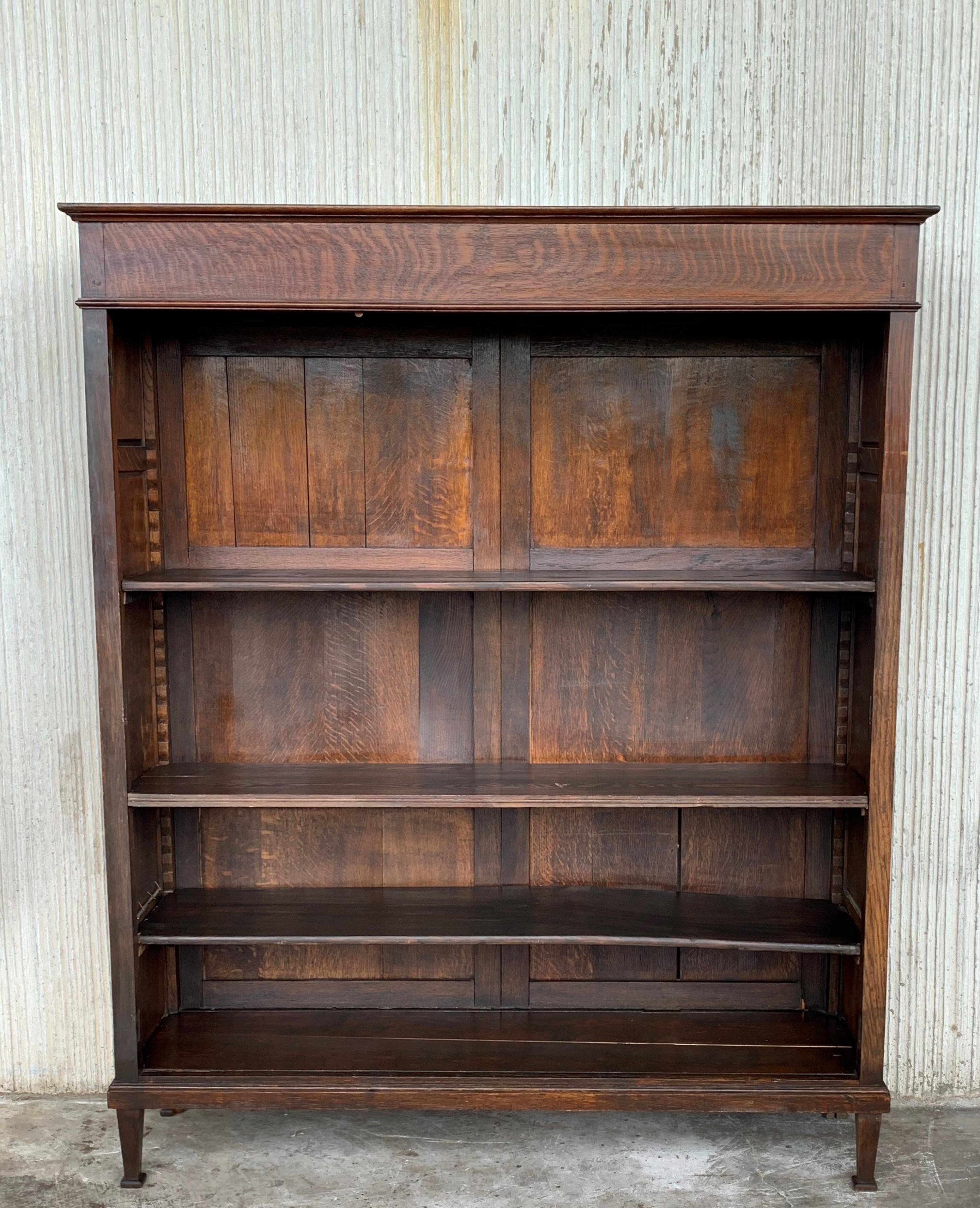 Long antique Victorian open bookcase in walnut with independent adjustable shelves.

This bookcase is very fine quality and a practicable piece of furniture. It’s a Classic looking Victorian item of furniture and dates from circa 1860s-1880s