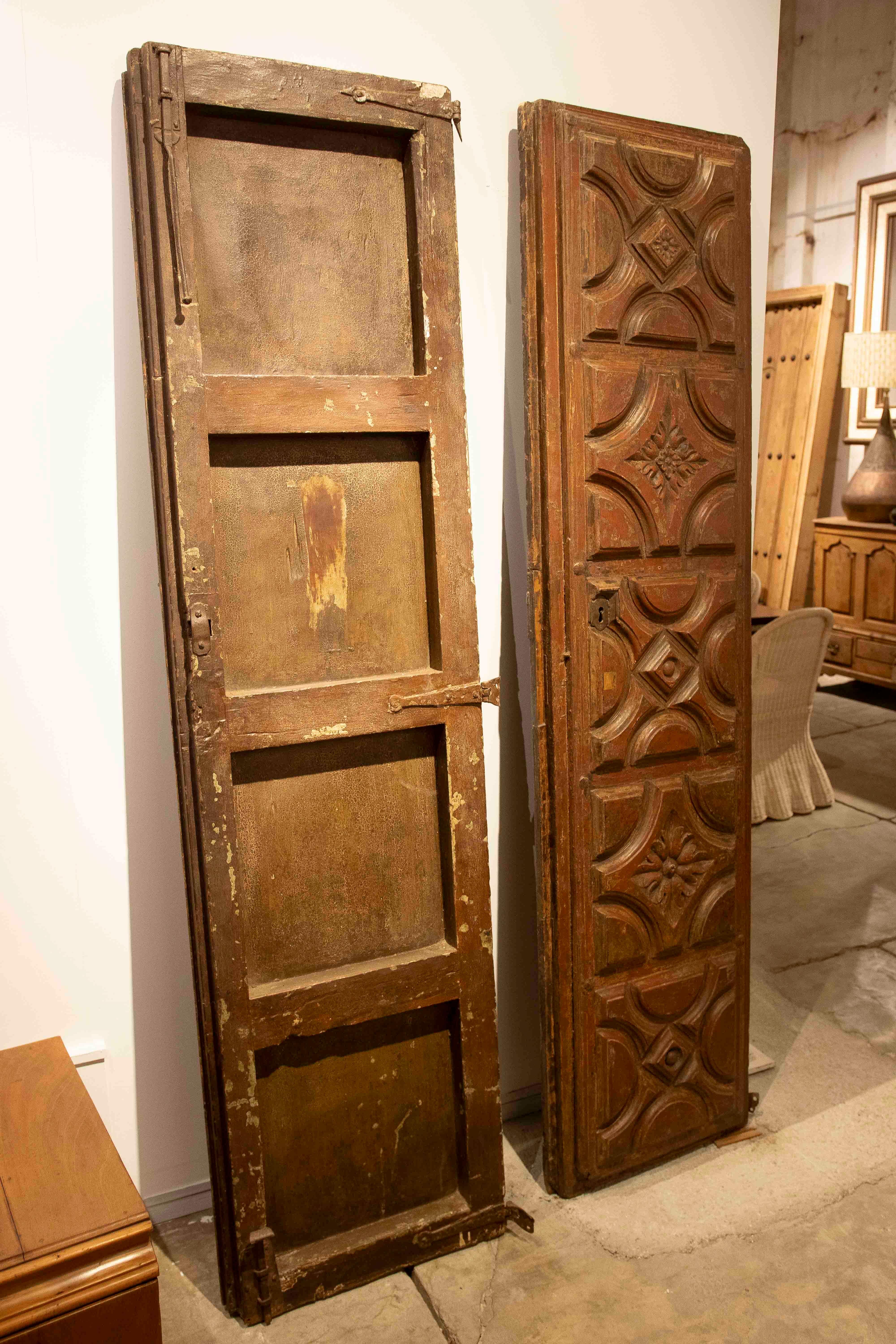 18th Antique Wooden Door Carved with Floral Motifs and Curvilinear Geometry For Sale 12