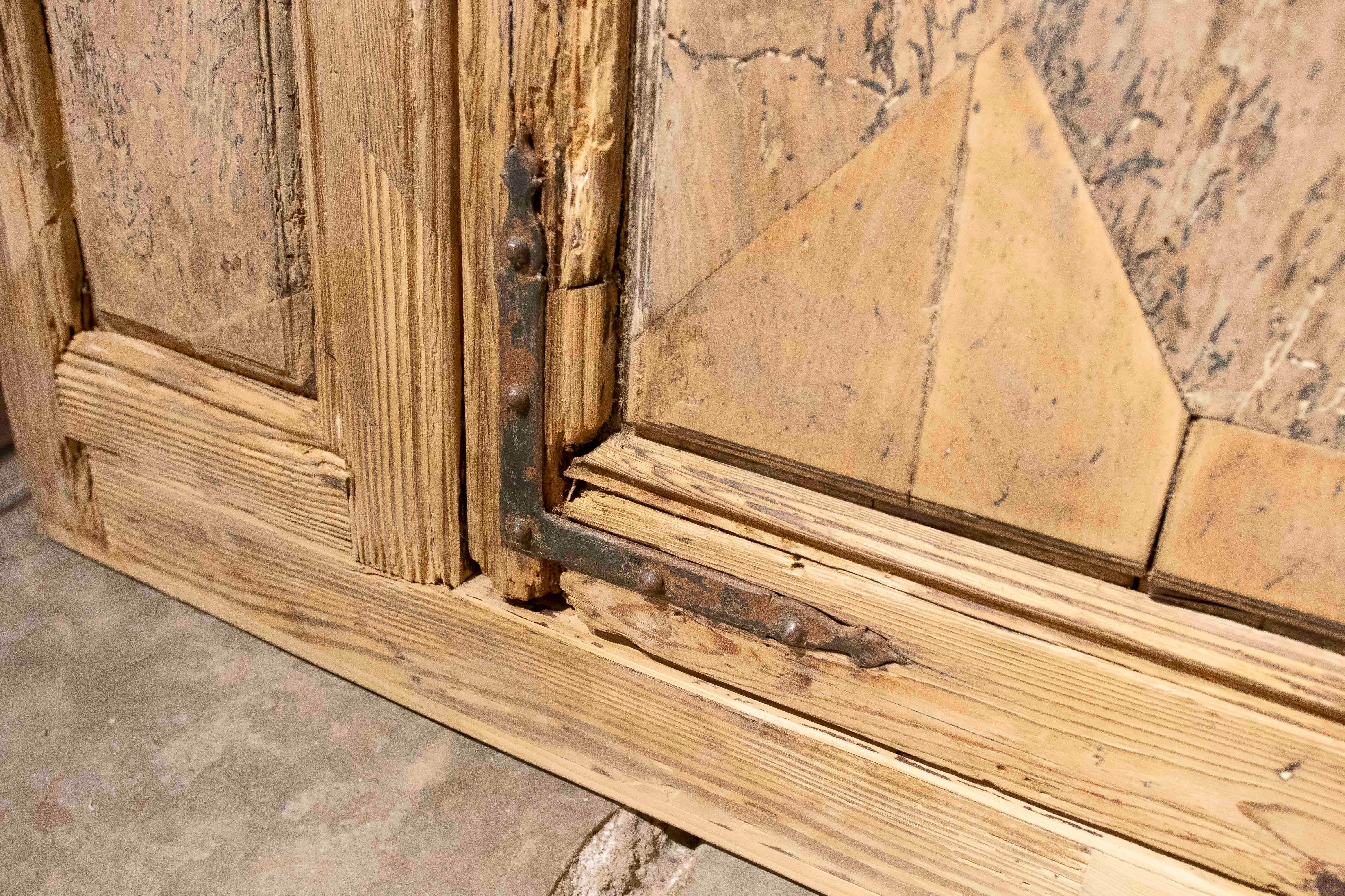 19th Antique Wooden Entrance Door with Wrought Iron Grille and Bronze Knockers For Sale 8