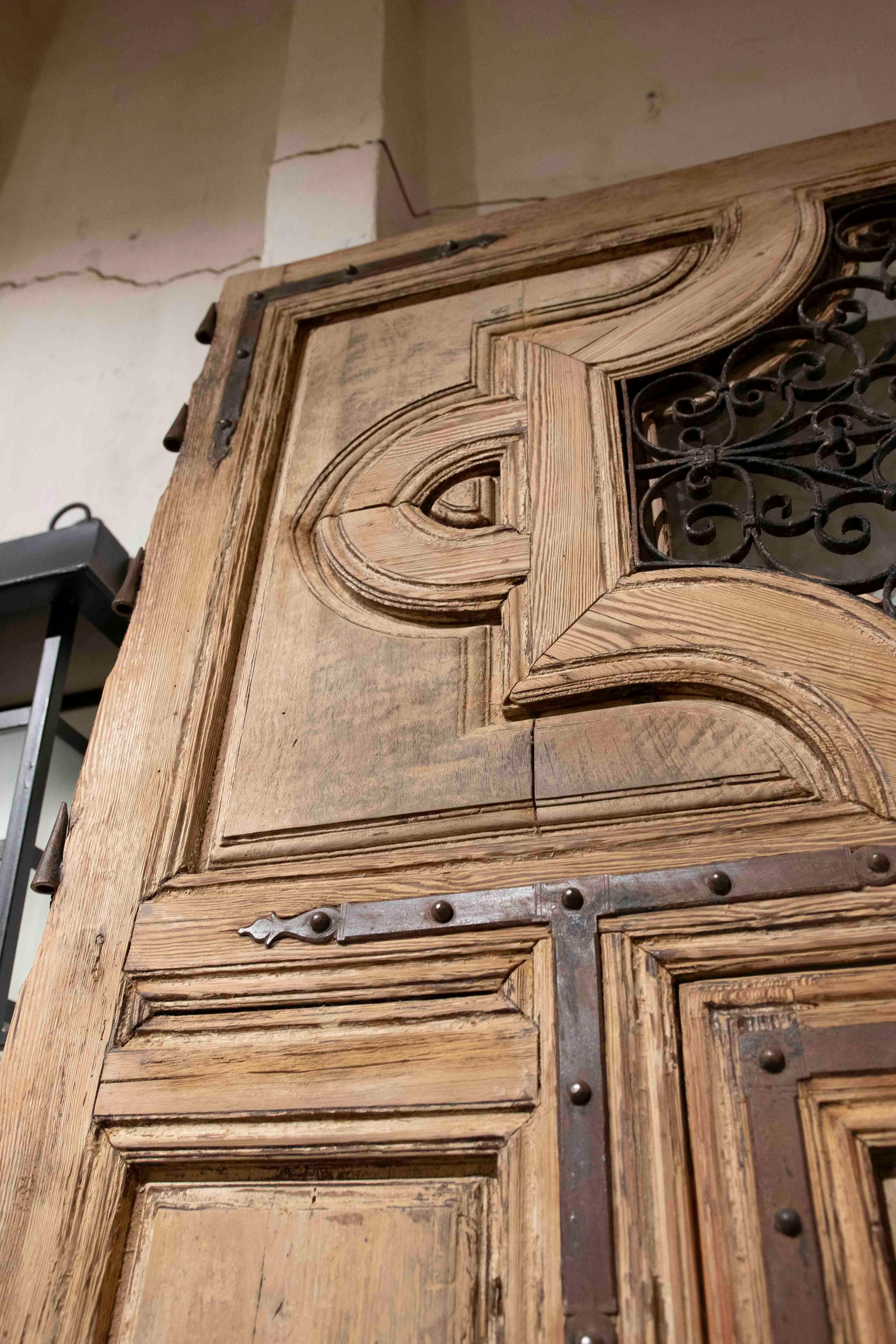 19th Antique Wooden Entrance Door with Wrought Iron Grille and Bronze Knockers For Sale 10