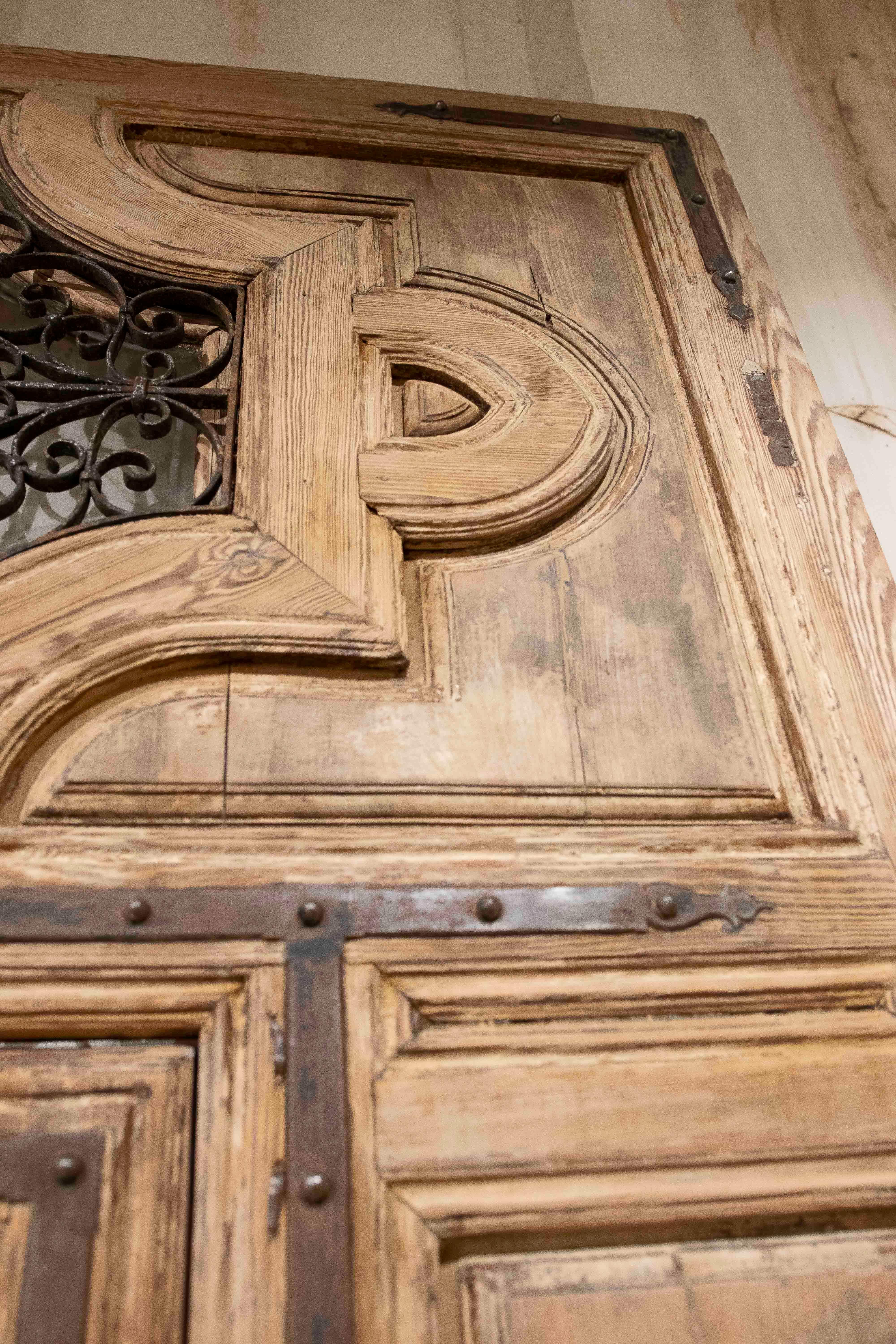 19th Antique Wooden Entrance Door with Wrought Iron Grille and Bronze Knockers For Sale 11